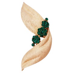 Vintage 1960s Gold Abstract Ribbon Brooch With Emerald Rhinestones By Crown Trifari