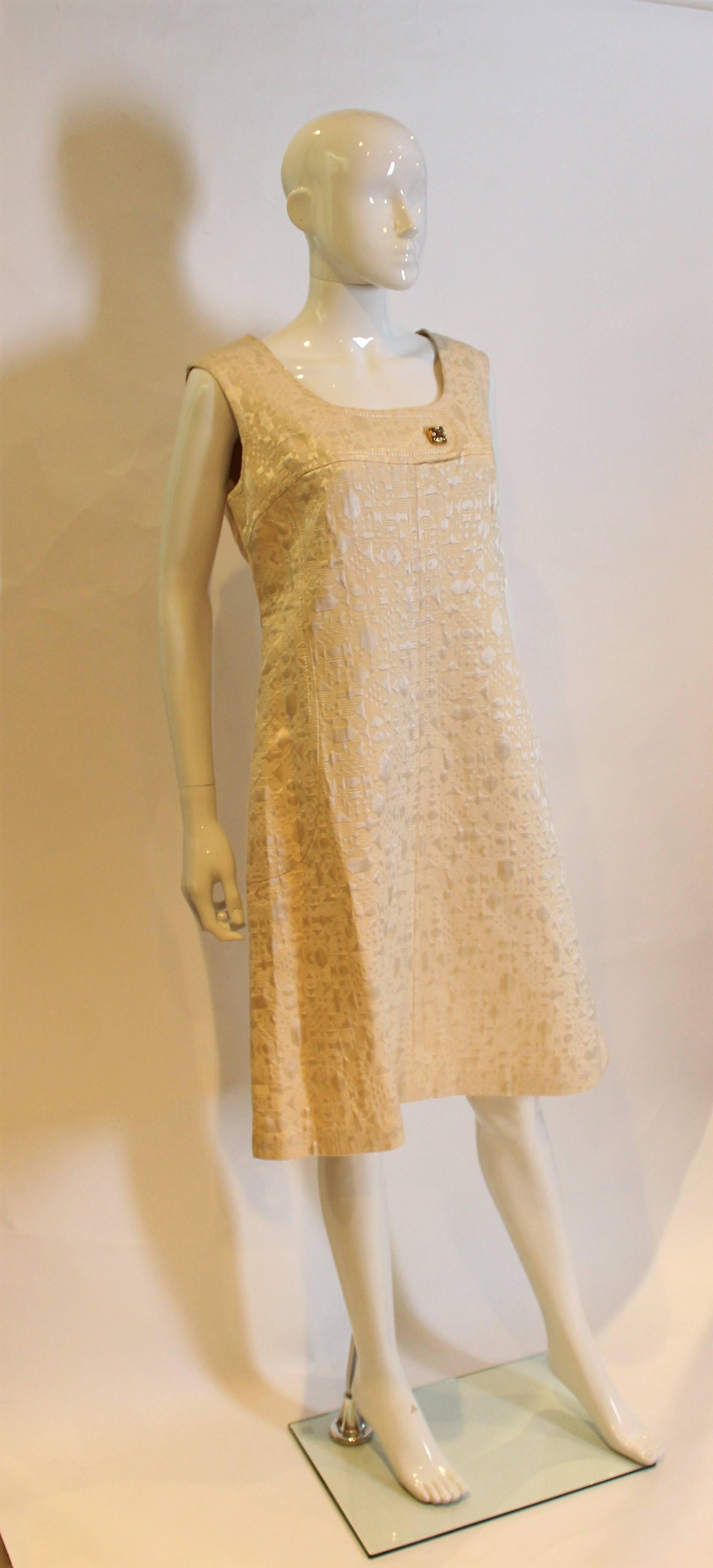 1960s Gold Brocade Shift Dress. In Excellent Condition For Sale In London, GB