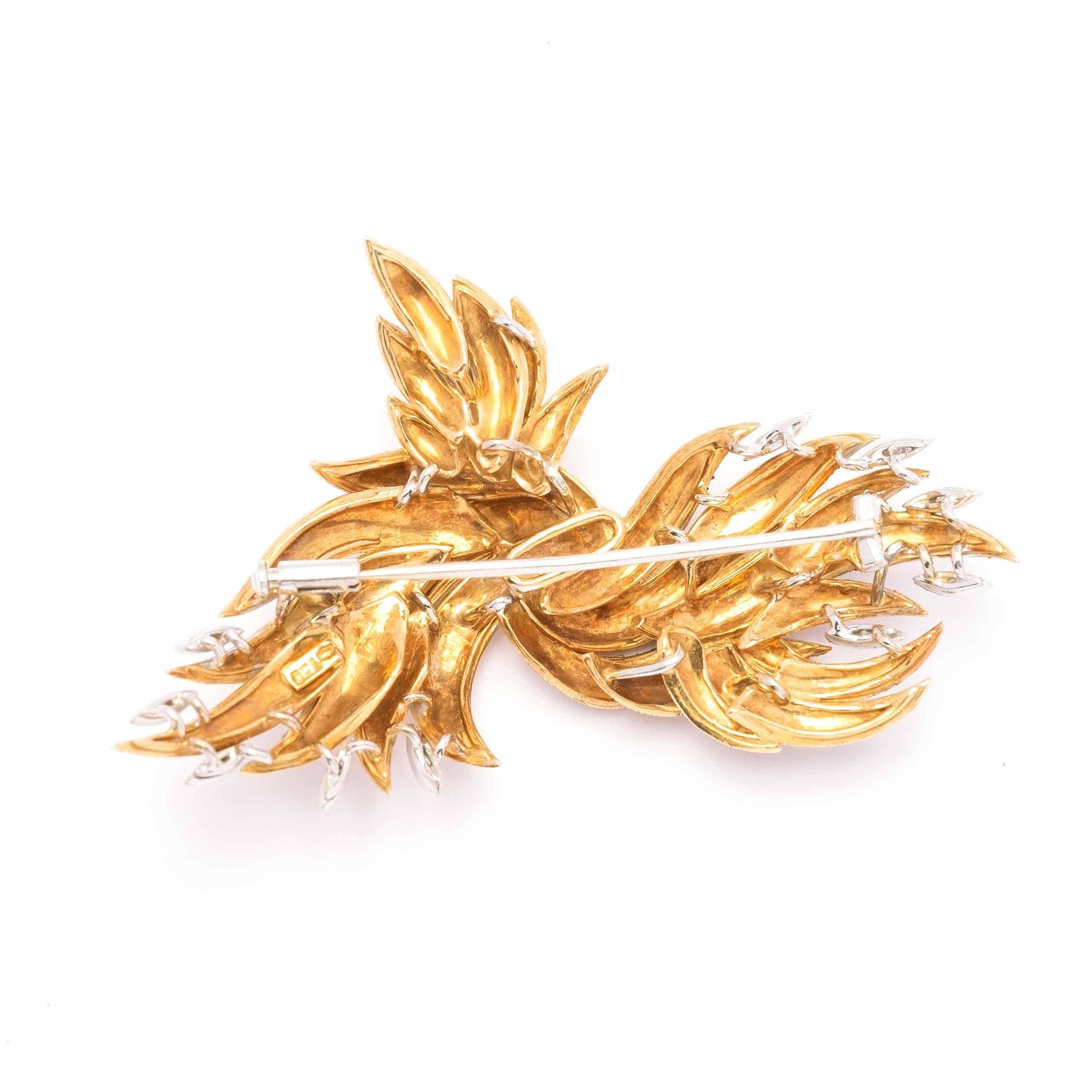 Important brooch set in 18ct gold, finely hand made with small huit-huit cut diamonds on the endings with give light and add movement to the piece.

Highlights:
- 1960s period c.a.
- 18ct gold
- Huit-huit cut diamonds
- Hand made

Measurements
-