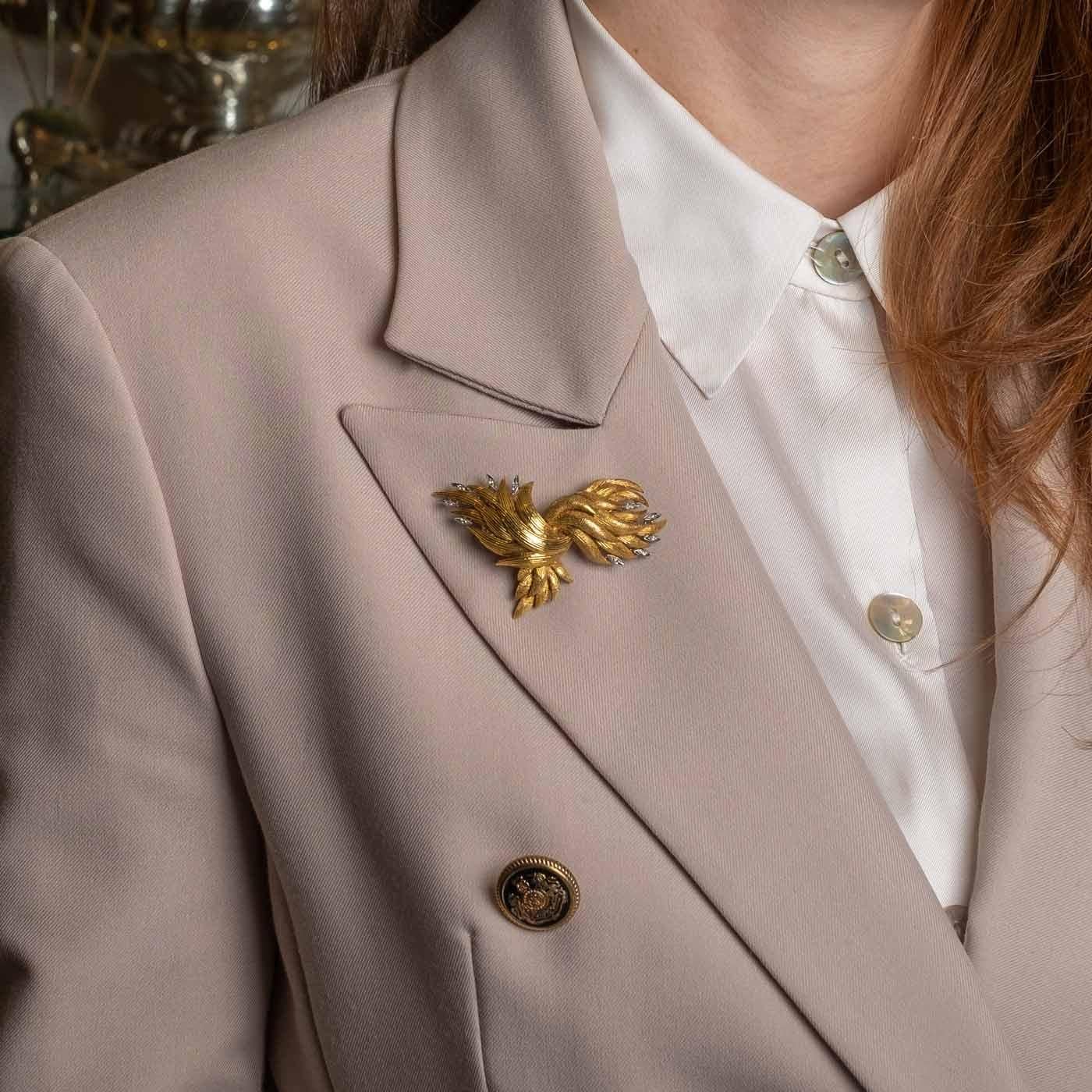 Round Cut 1960s gold brooch For Sale