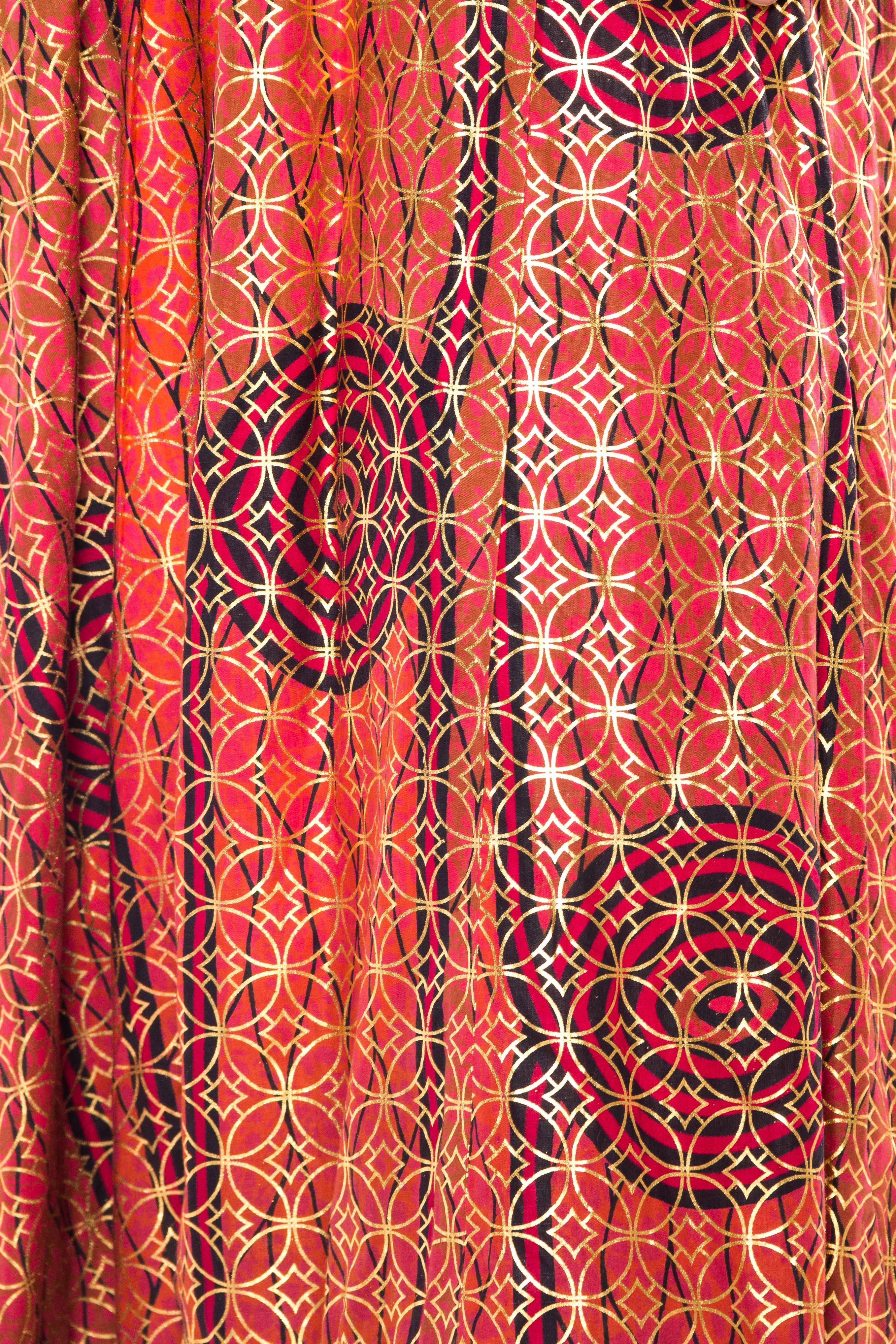 Goldfarbener handbedruckter Kimono aus Baumwollmischung in voller Länge aus den 1960er Jahren in Metallic im Angebot 1