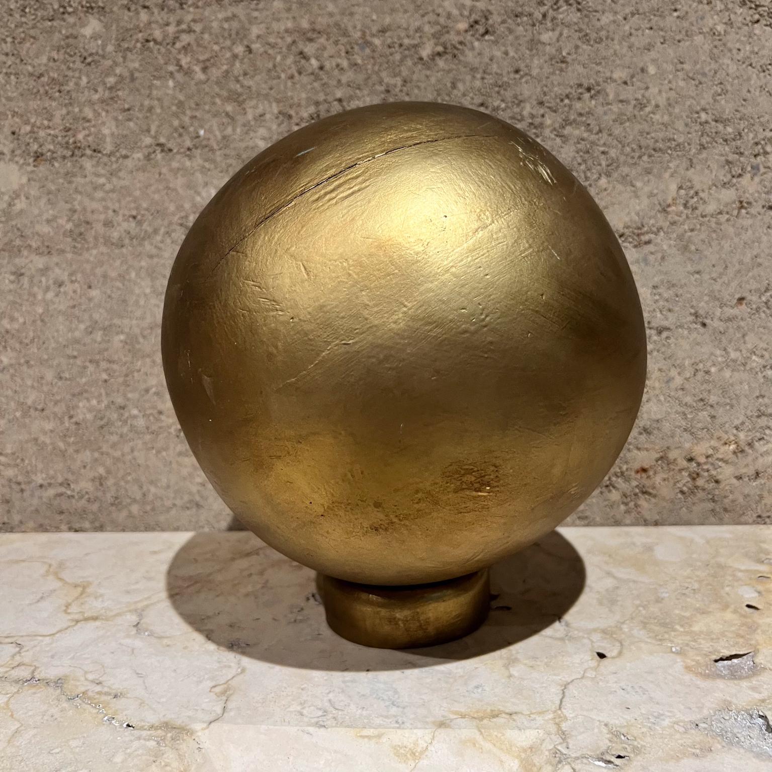 Scultura a sfera in legno con foglia d'oro del 1960
8,75 h x 8 di diametro
Nello stile di Mathias Goeritz
non marcato
Originale usato
Esamina le immagini fornite