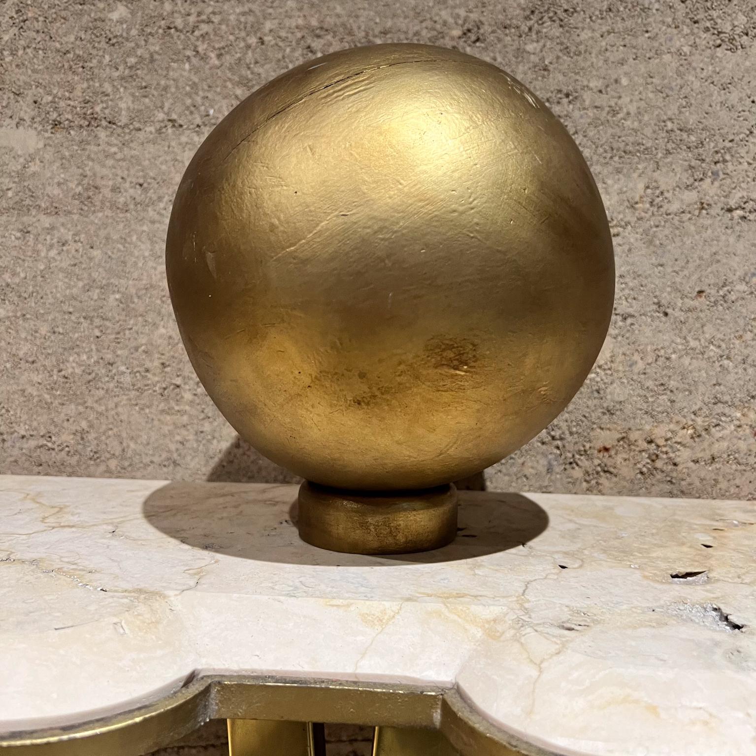 Mid-Century moderno Sfera in legno a foglia d'oro del 1960, scultura di Mathias Goeritz in vendita