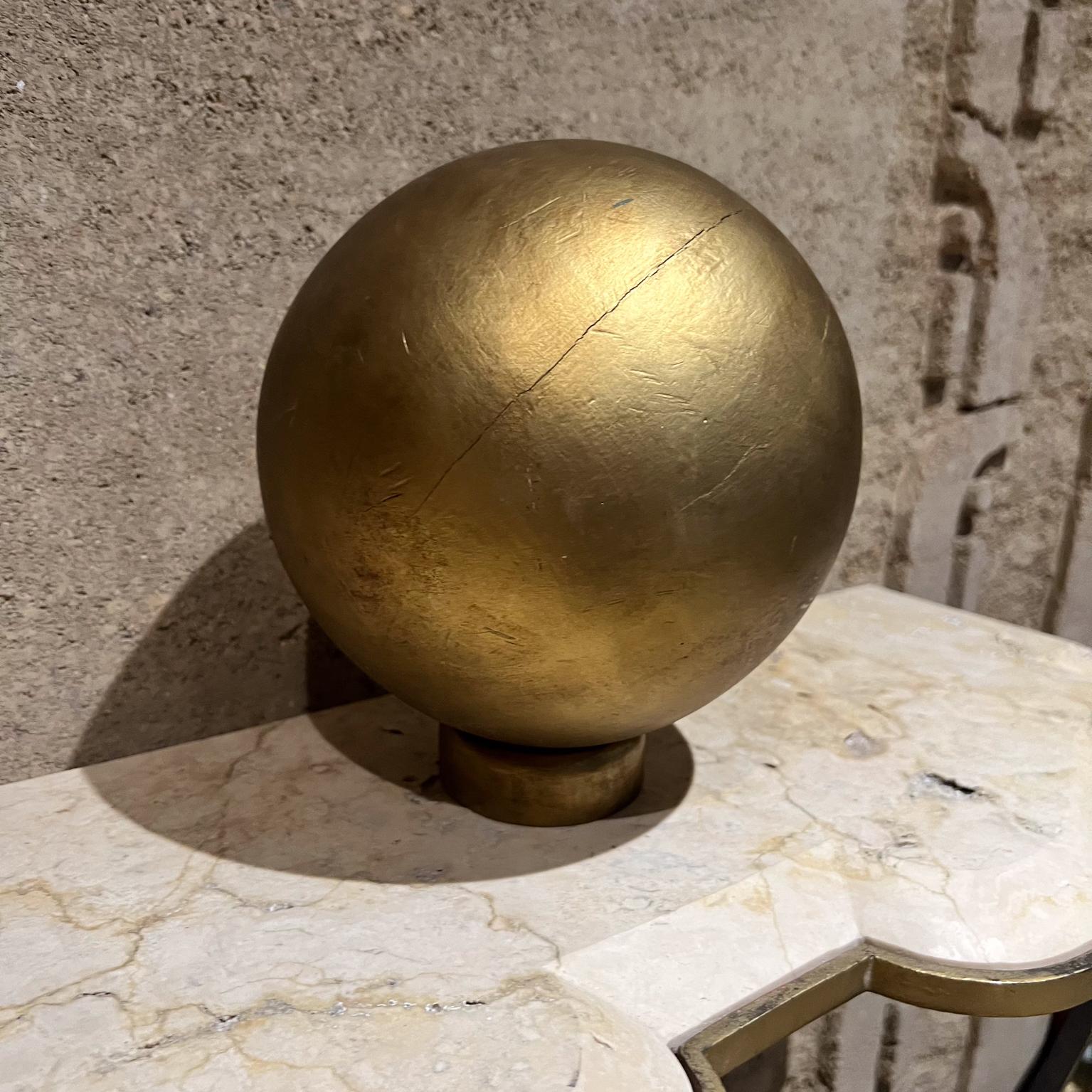 Sfera in legno a foglia d'oro del 1960, scultura di Mathias Goeritz In condizioni buone in vendita a Chula Vista, CA
