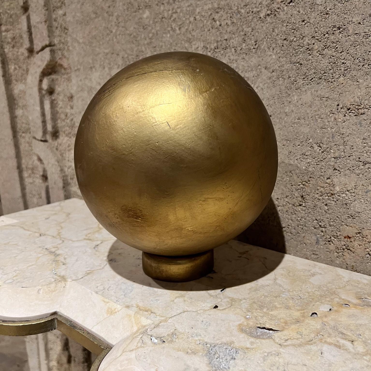 Metà XX secolo Sfera in legno a foglia d'oro del 1960, scultura di Mathias Goeritz in vendita