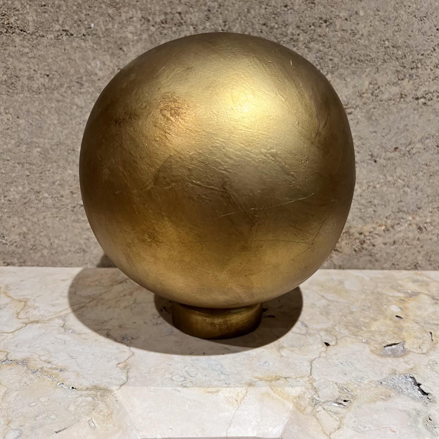 Foglia d’oro Sfera in legno a foglia d'oro del 1960, scultura di Mathias Goeritz in vendita
