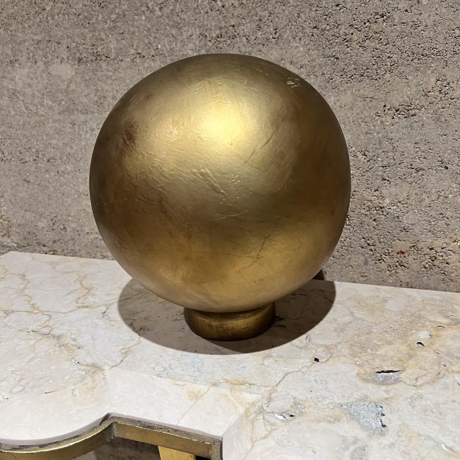 Sfera in legno a foglia d'oro del 1960, scultura di Mathias Goeritz in vendita 1