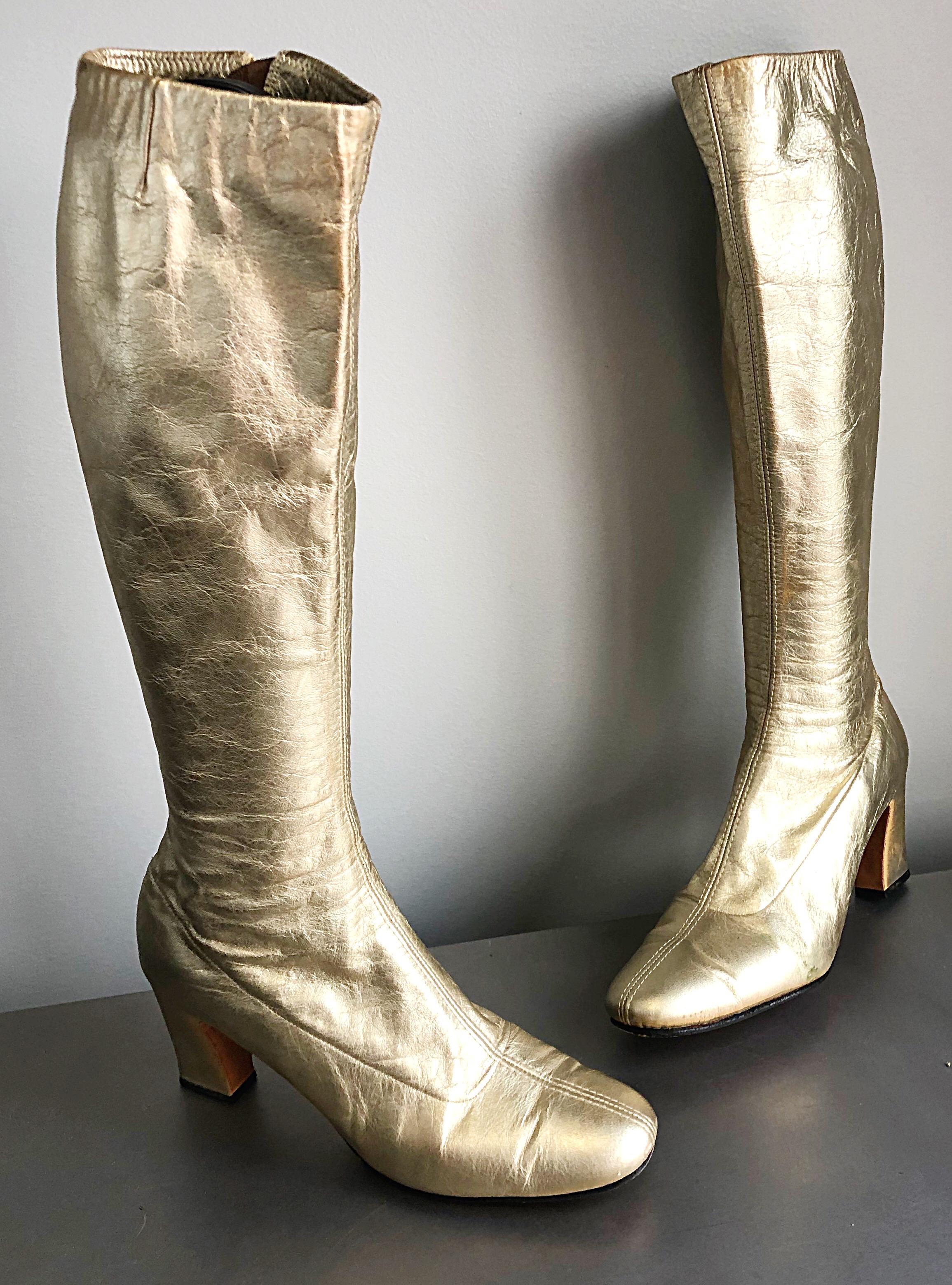 Erstaunlich Mitte - Ende 60er Jahre Gold Leder Go-go Stiefel ! Mit mattem Goldmetallic. Ledersohle. Reißverschluss an der Innenseite des Beins. Kann leicht nach oben oder unten gekleidet werden. Passt hervorragend zu einem Rock, Kleid, Shorts oder