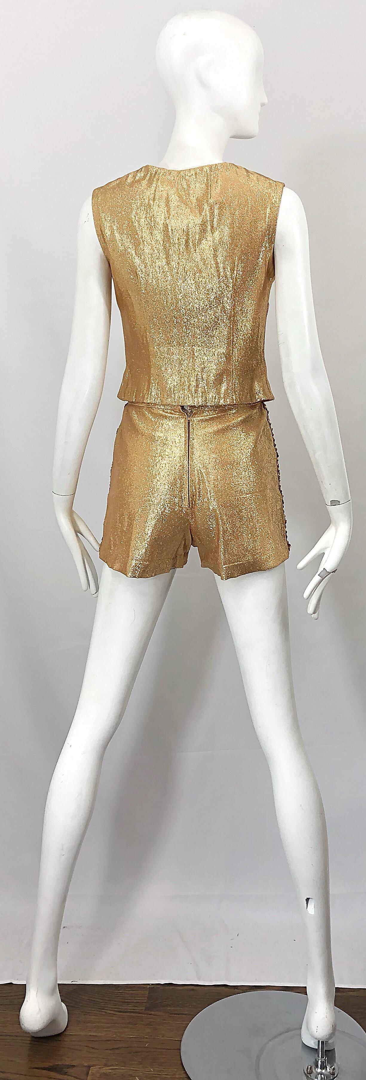 Short et chemise à paillettes en lurex doré des années 1960, années 60 Excellent état - En vente à San Diego, CA