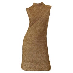 1960er Gold Metallic Cabot High Neck ärmelloses Vintage 60er Etuikleid mit hohem Ausschnitt