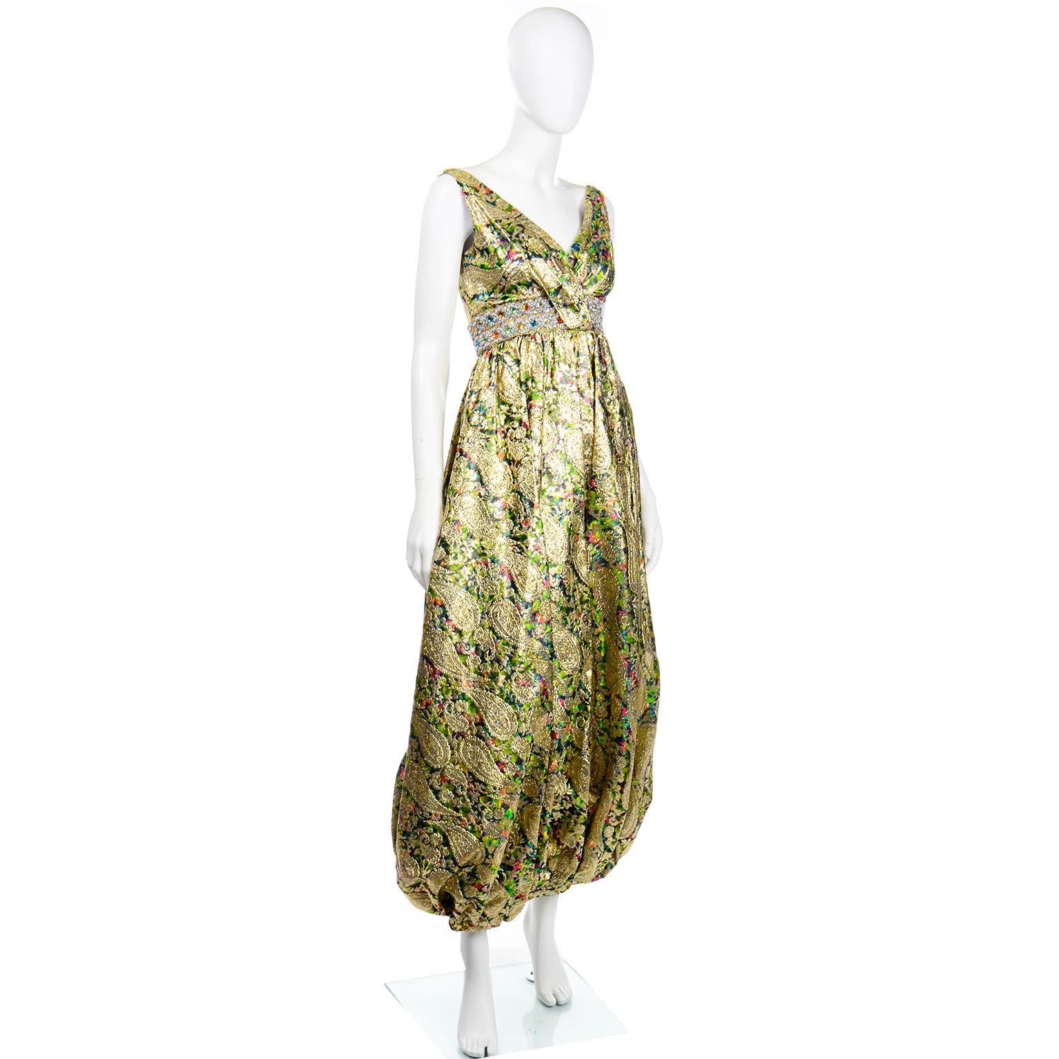 1960er Jahre Gold Metallic Bunt Floral Harem Style Vintage Jumpsuit mit juwelenbesetzter Taille im Zustand „Hervorragend“ in Portland, OR