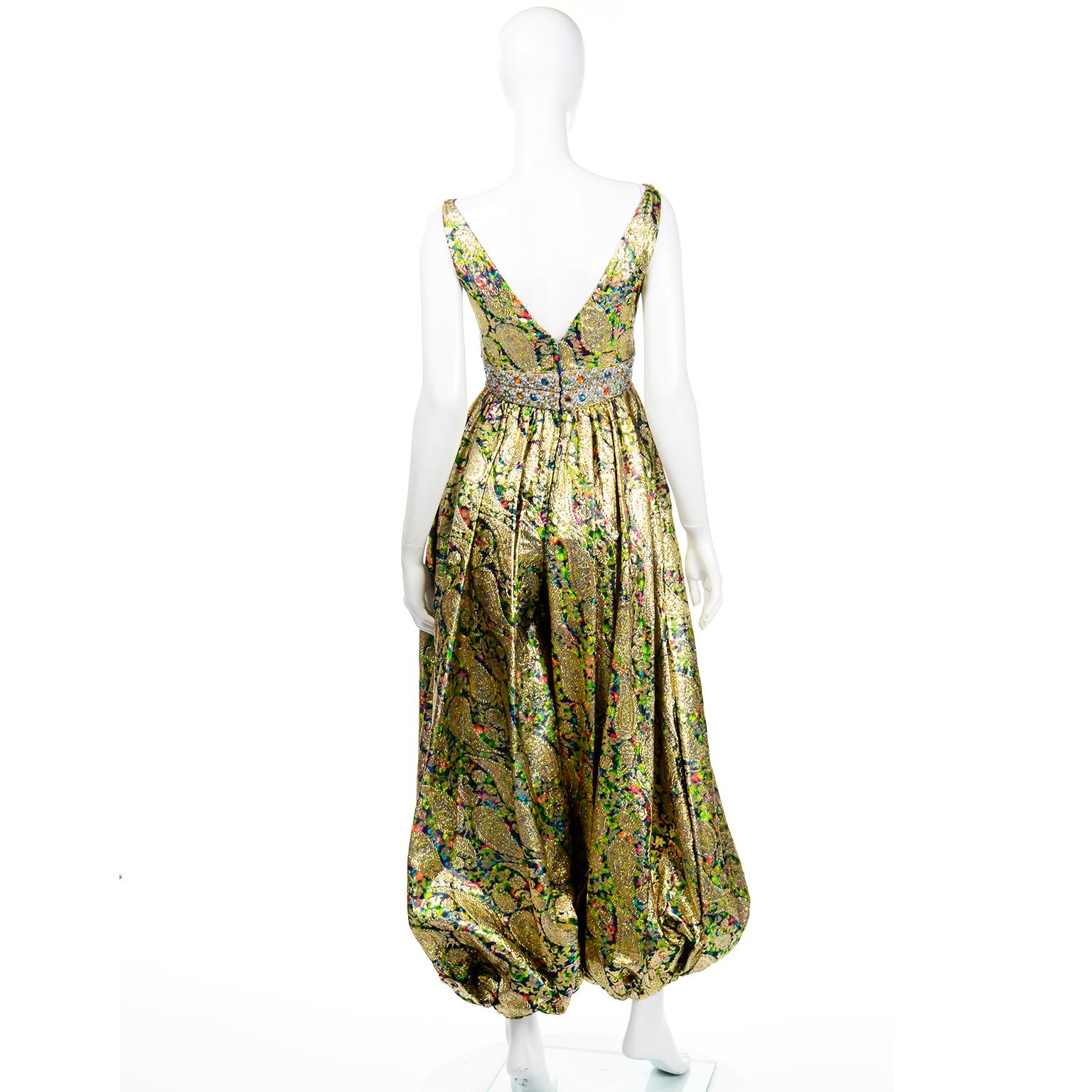 1960er Jahre Gold Metallic Bunt Floral Harem Style Vintage Jumpsuit mit juwelenbesetzter Taille Damen