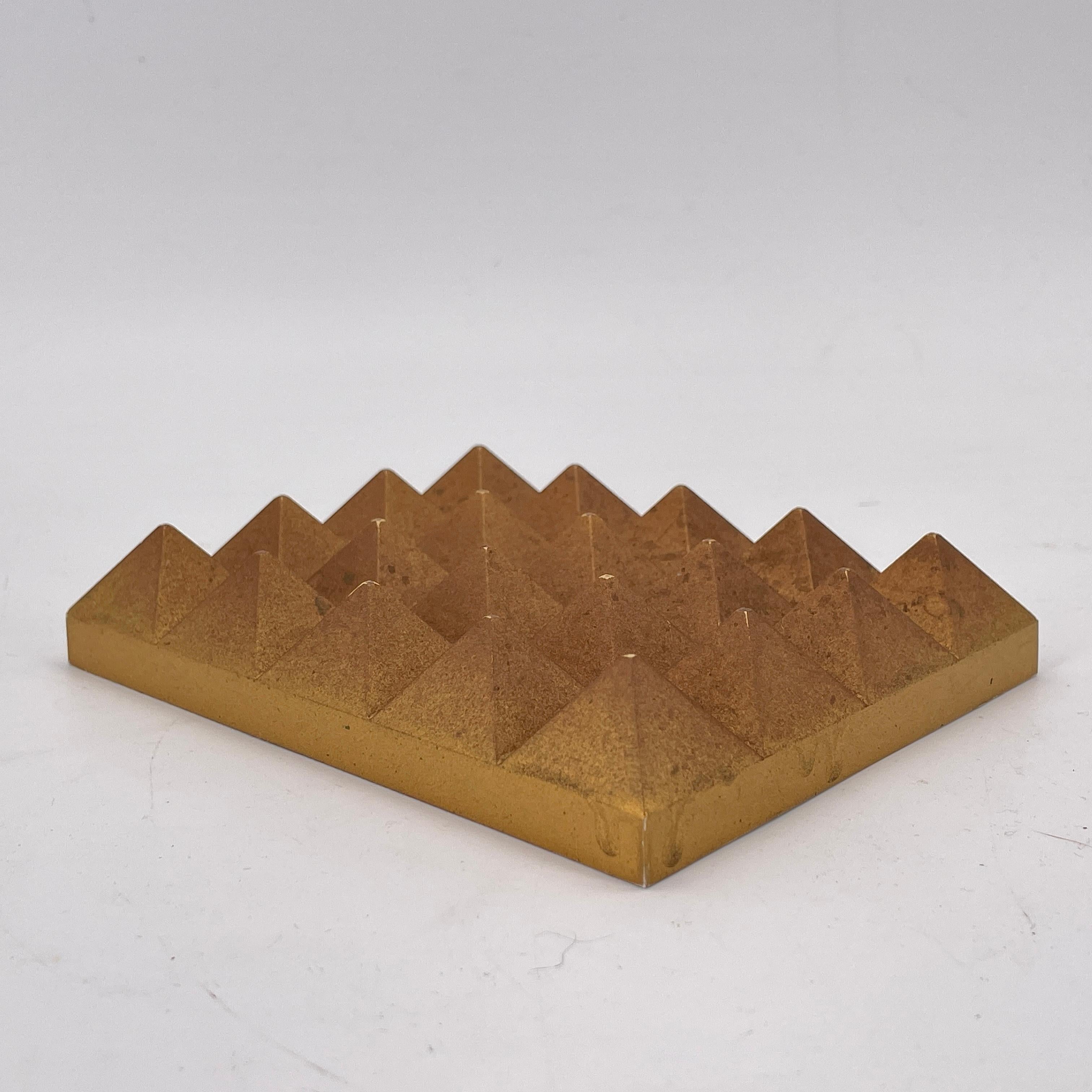 Mid-Century Modern 1960s Gold Plastic Pyramid Sculpture Energy Generating Geometric Form en vente