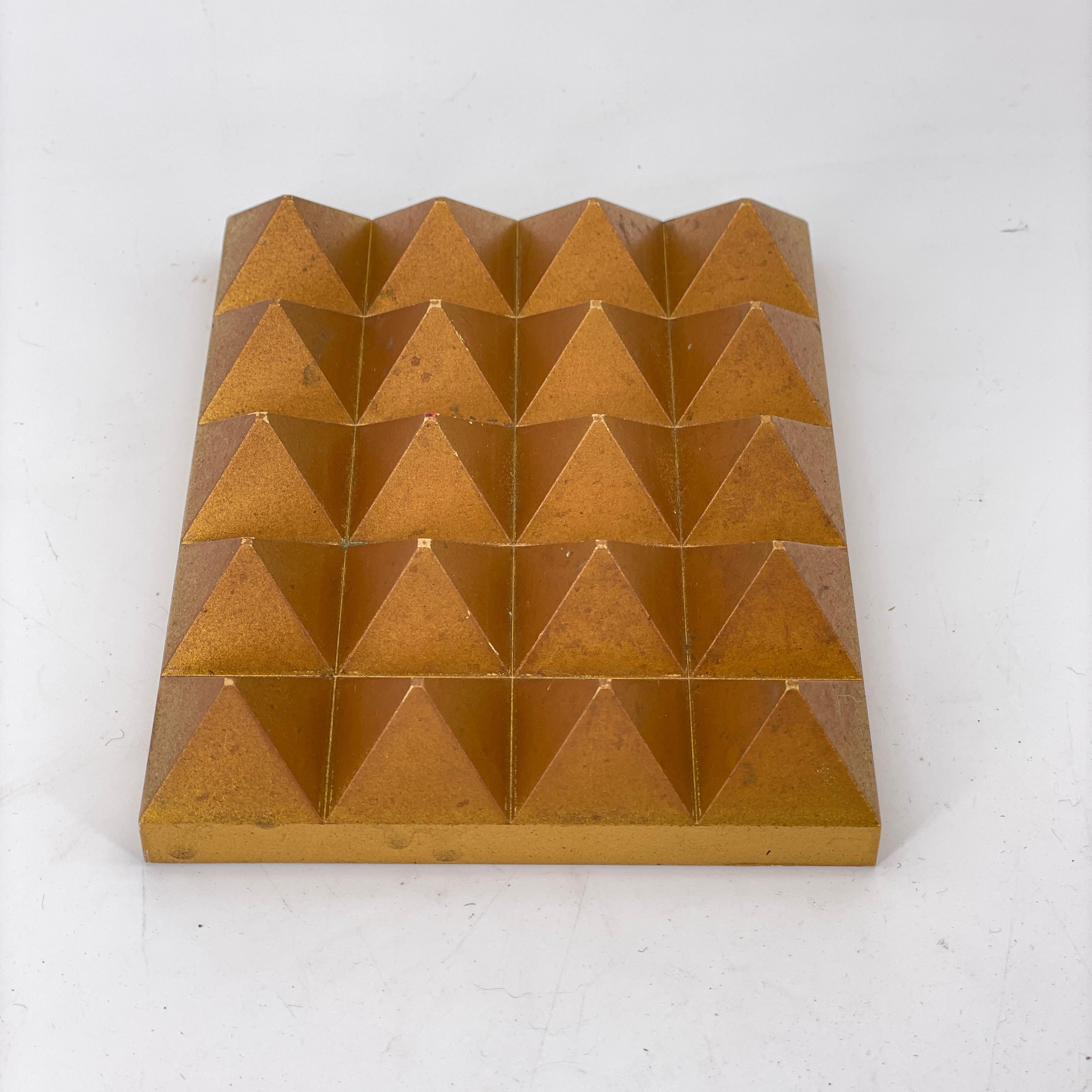 Américain 1960s Gold Plastic Pyramid Sculpture Energy Generating Geometric Form en vente