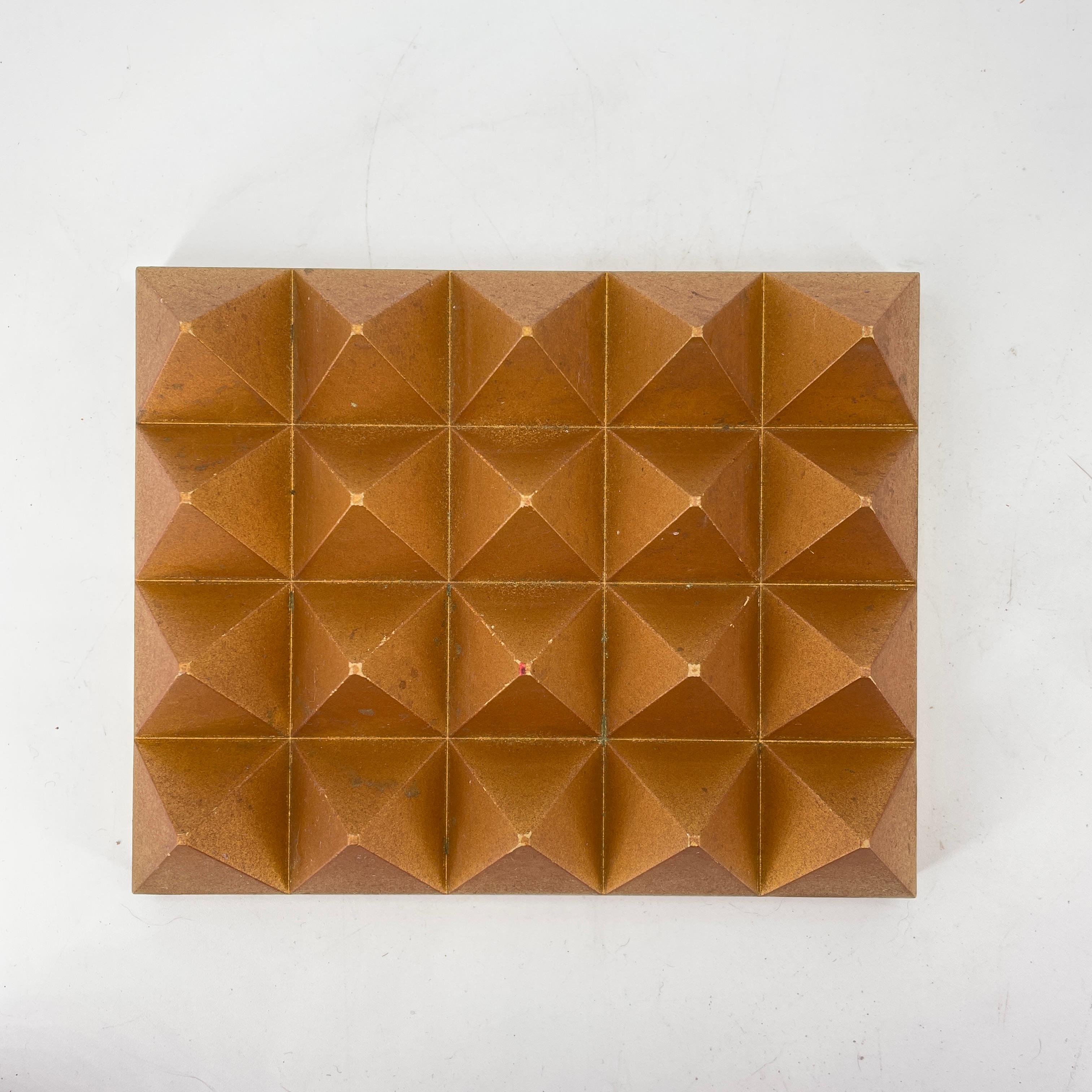 Fait à la machine 1960s Gold Plastic Pyramid Sculpture Energy Generating Geometric Form en vente