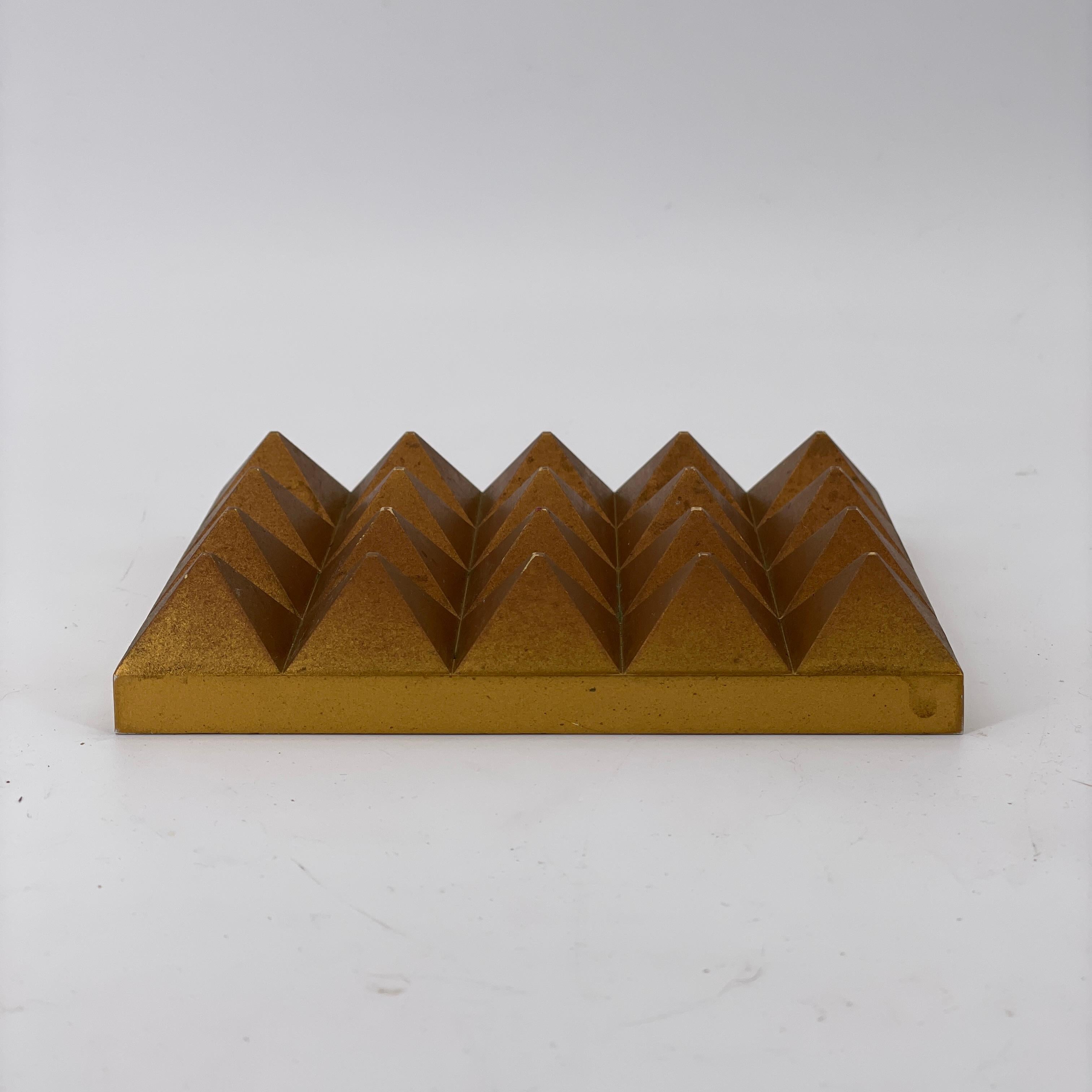 1960s Gold Plastic Pyramid Sculpture Energy Generating Geometric Form État moyen - En vente à Hyattsville, MD