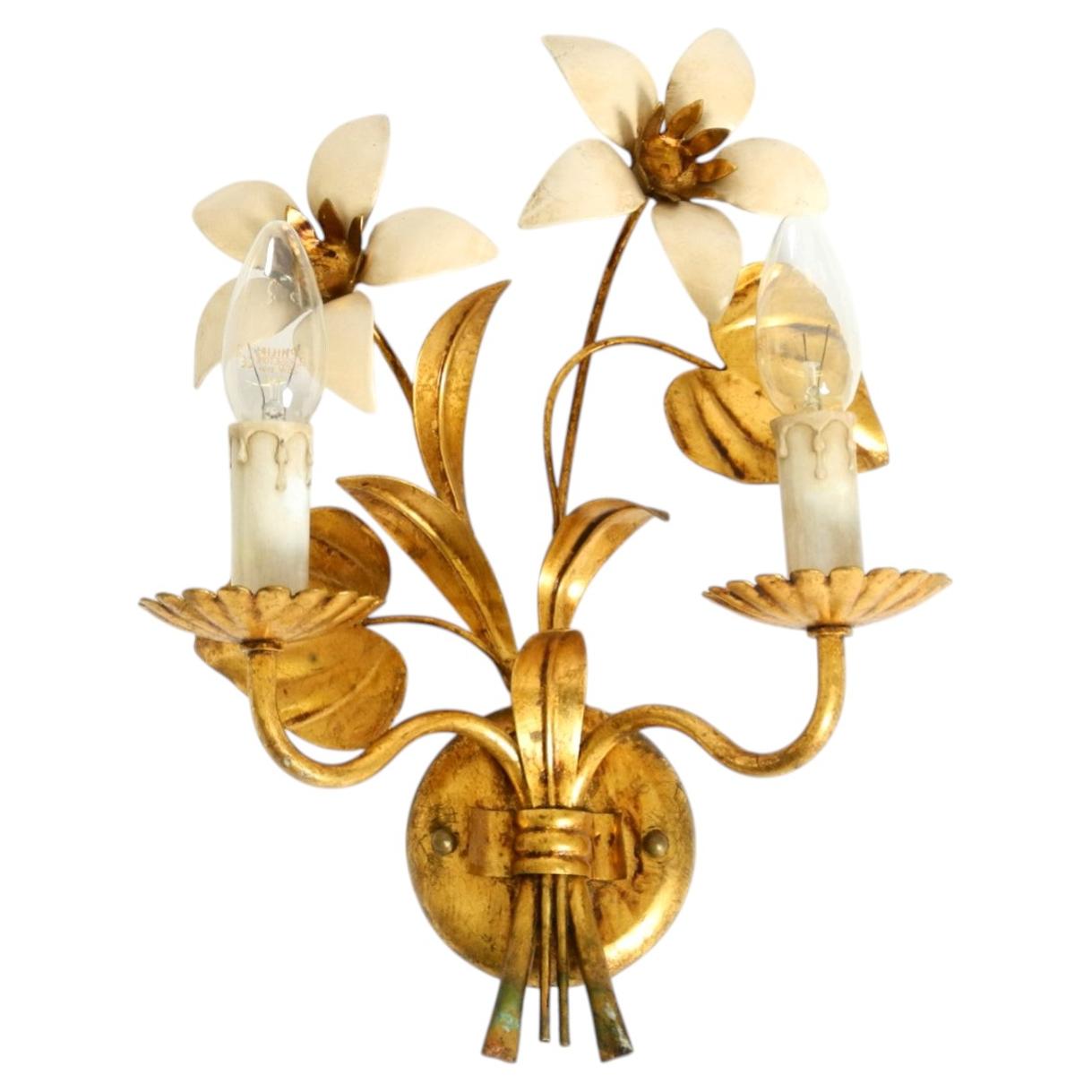 Lampada da parete Florentine degli anni '60 placcata in oro e dipinta a mano con due prese di corrente in vendita