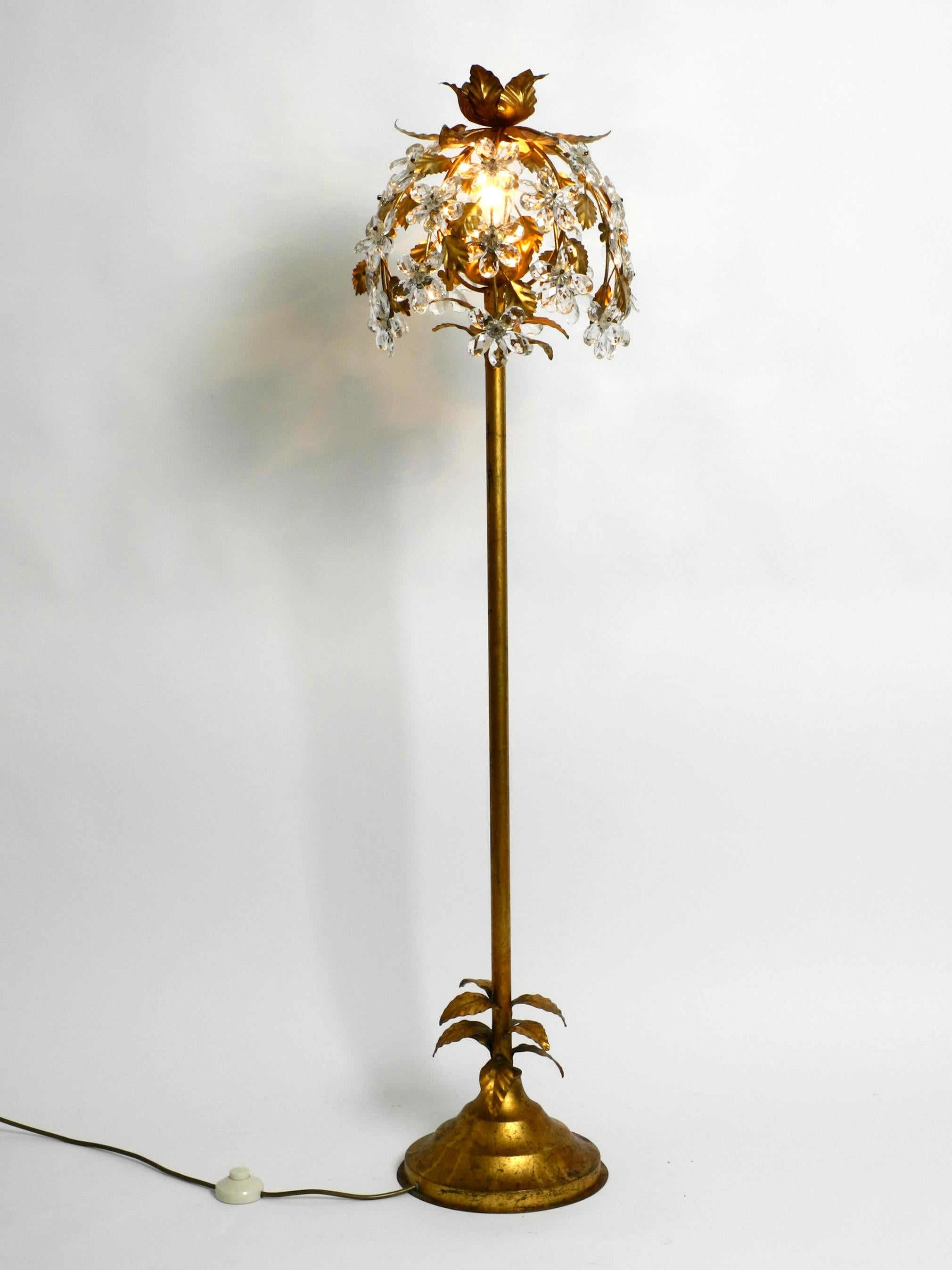 Elegant, rare 1960s Florentine floor lamp gold-plated with crystal stones. 
Made in Italy. By Banci Firenze.
Very elegant lampshade design with transparent flowers and leaves made of crystal glass.
The entire frame is made of metal and is