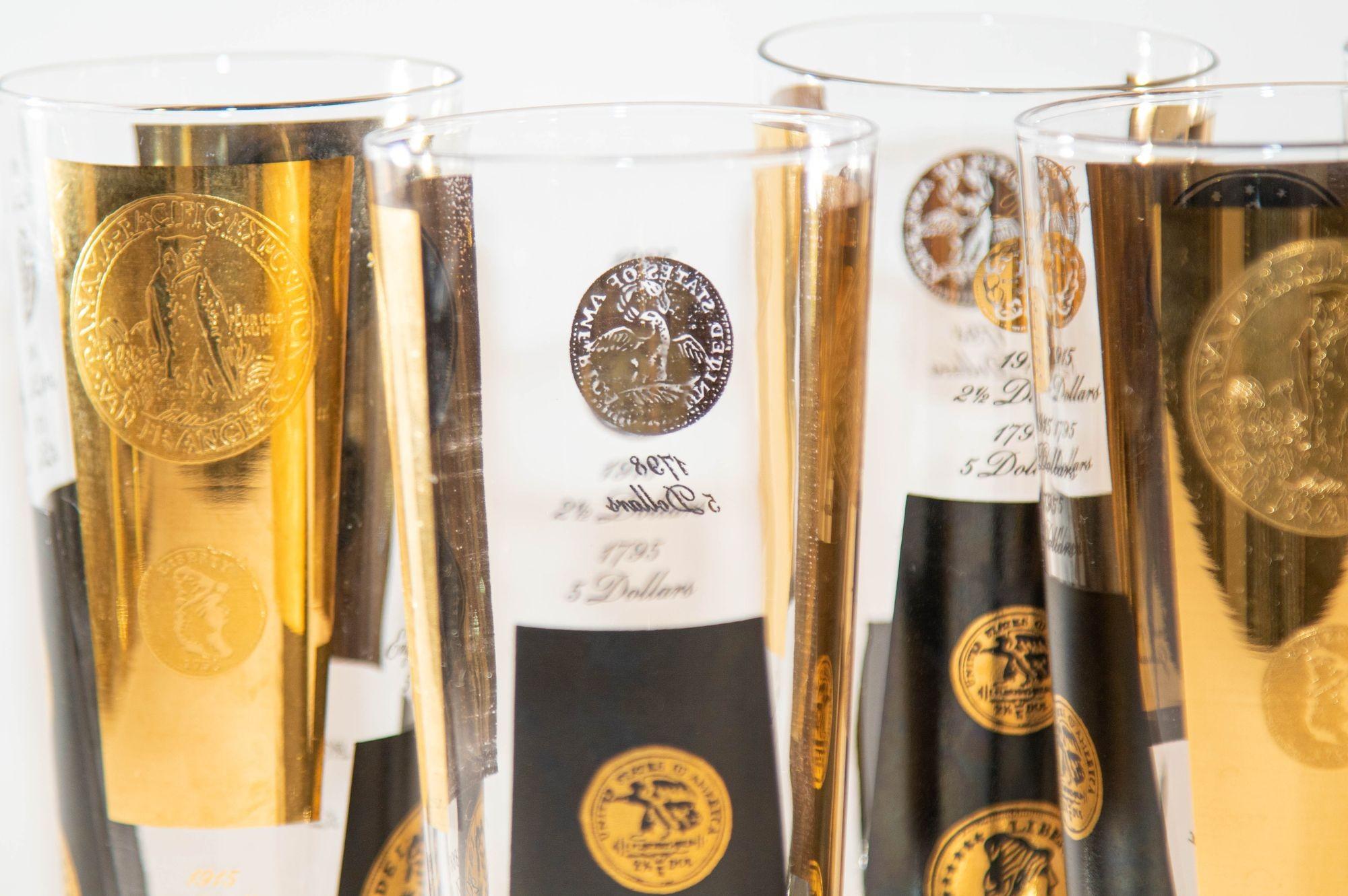 Mid-Century Modern Ensemble de 7 verres de bar de style présidentielle avec pièces de monnaie imprimées en or, années 1960 par Cera en vente
