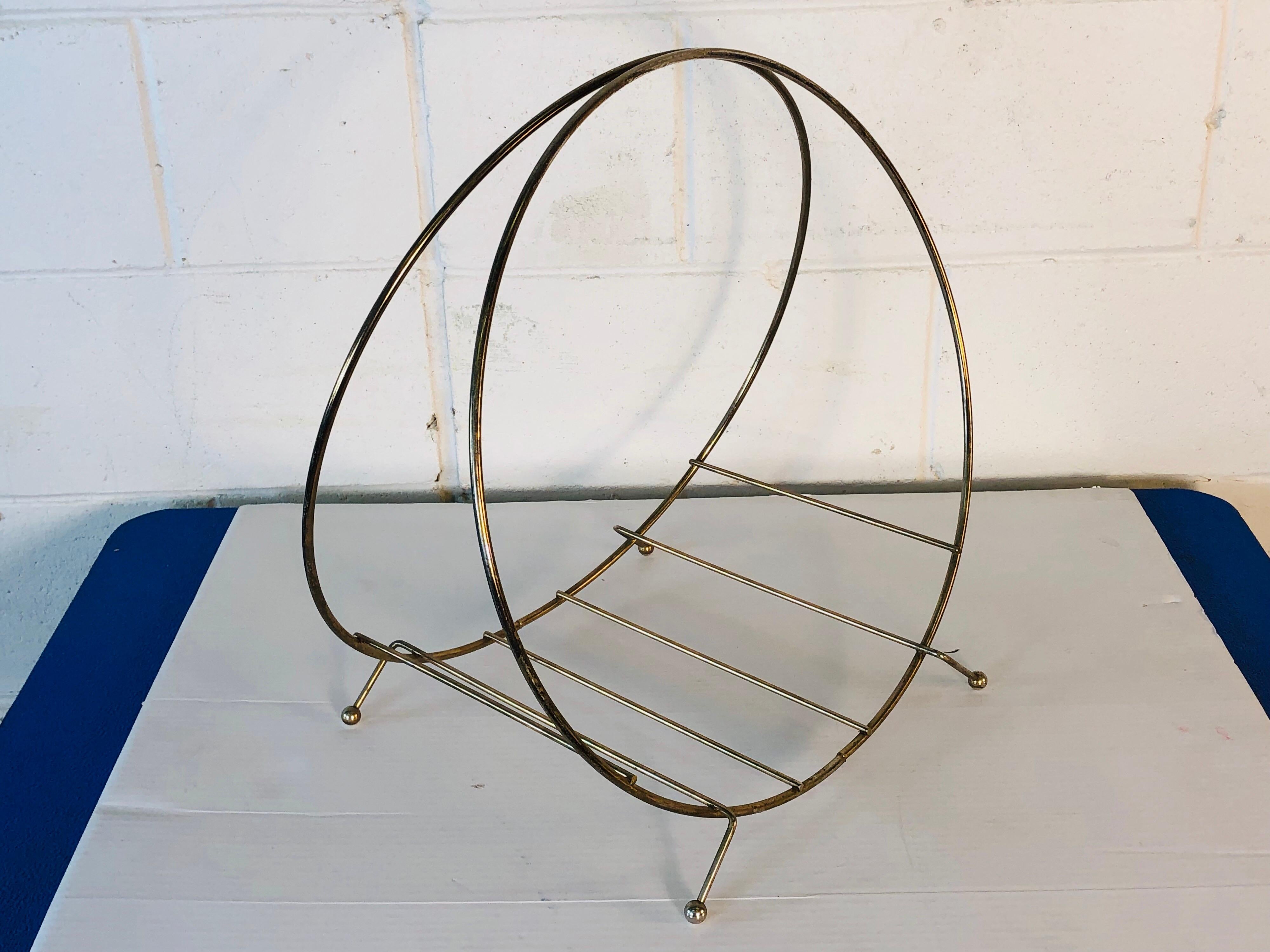 Vintage 1960s round gold metal magazine rack. Excellent used condition with minor tarnish. No marks.