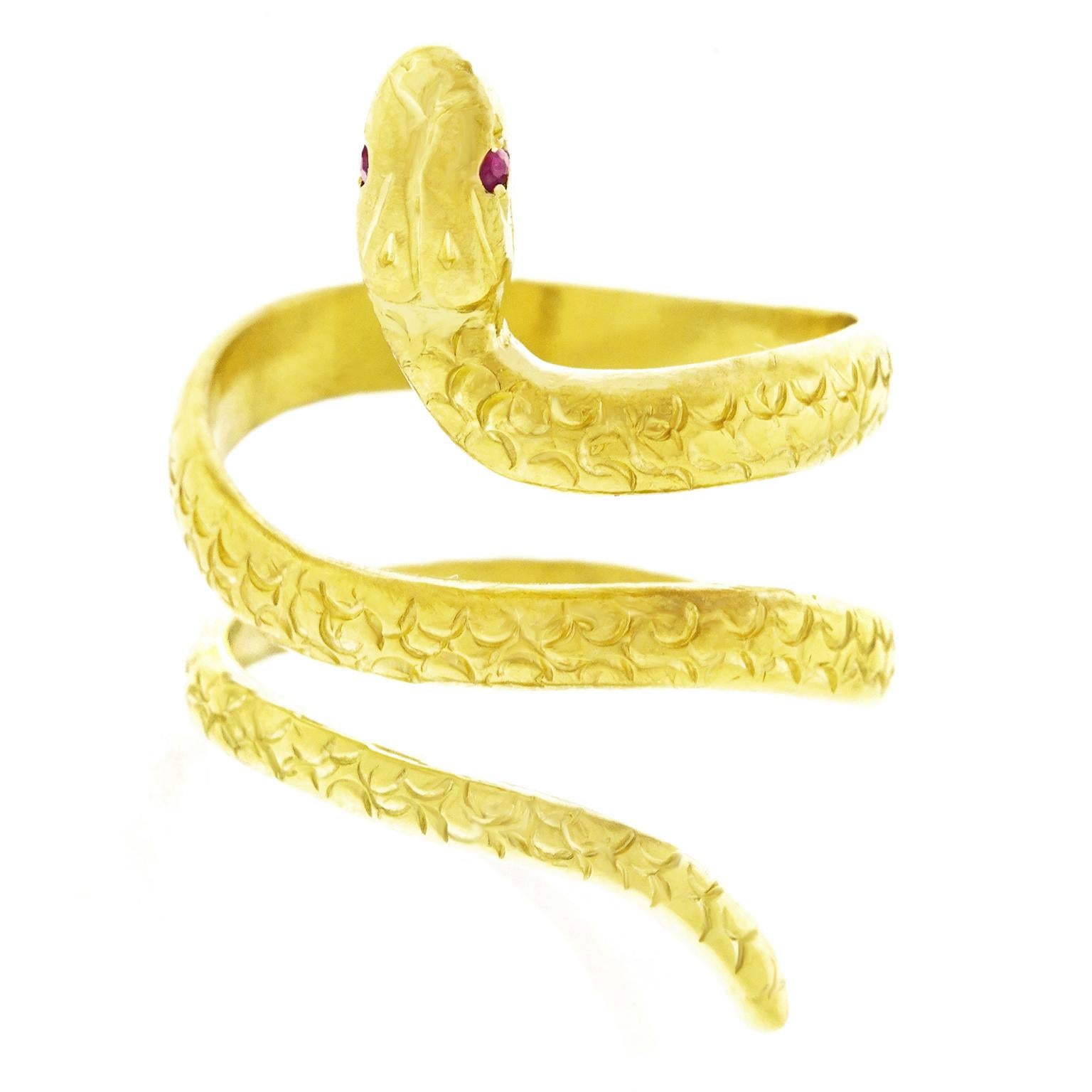 1960s Gold Snake Ring In Excellent Condition In Litchfield, CT