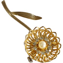 1960s Broche fleur en or avec centre en fausse perle et strass