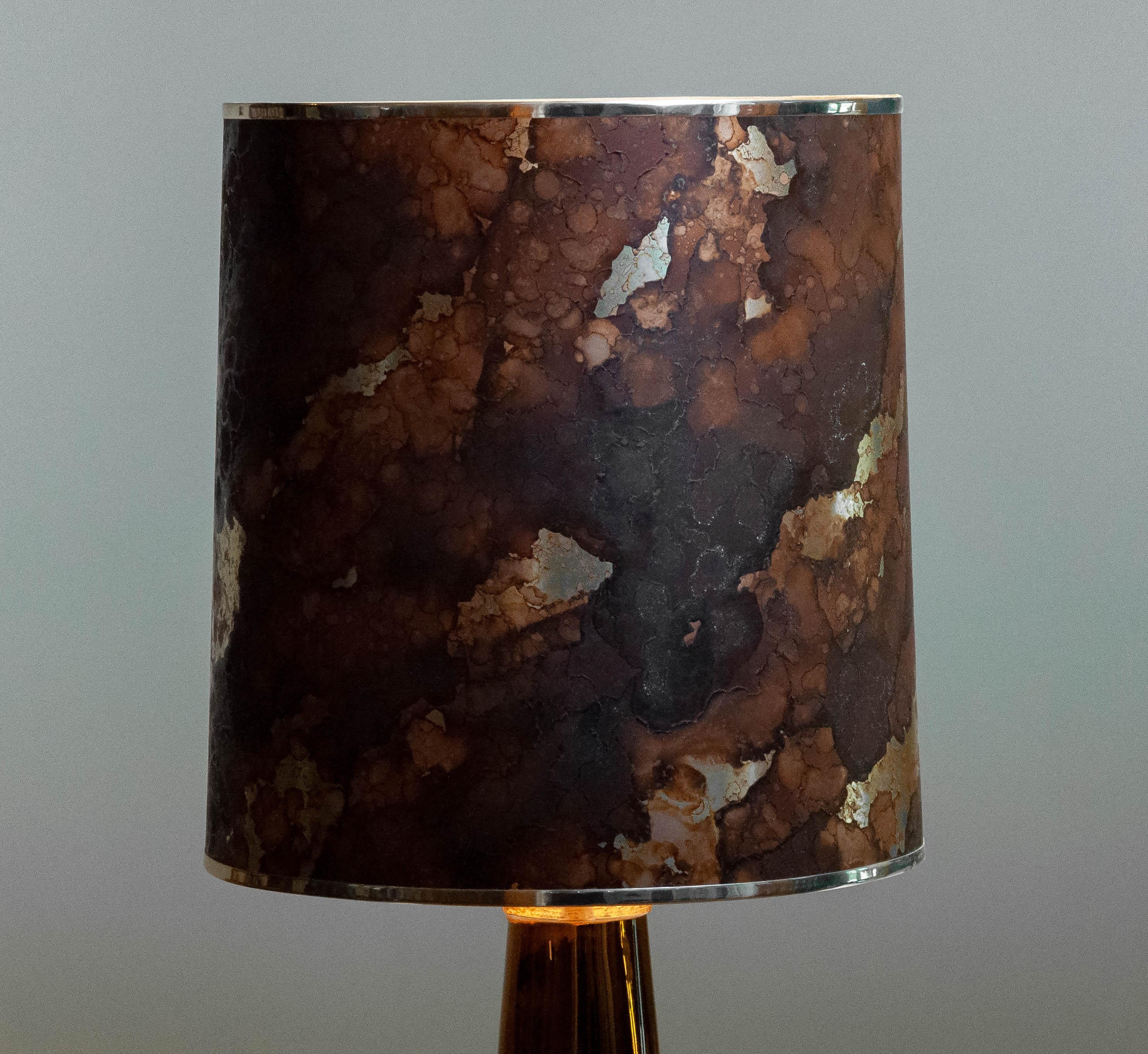 Lampada da tavolo in vetro artistico dorato degli anni '60 di Gustav Leek per Luxus Vitssjö , Svezia In condizioni buone in vendita a Silvolde, Gelderland
