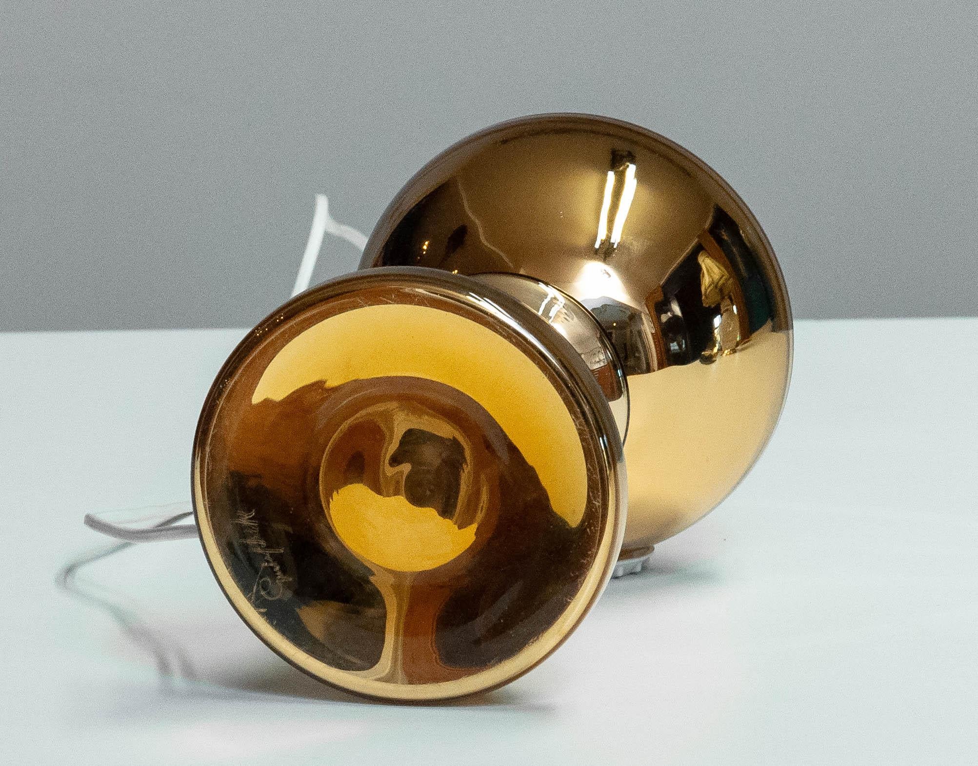 Metà XX secolo Lampada da tavolo in vetro artistico dorato degli anni '60 di Gustav Leek per Luxus Vitssjö , Svezia in vendita