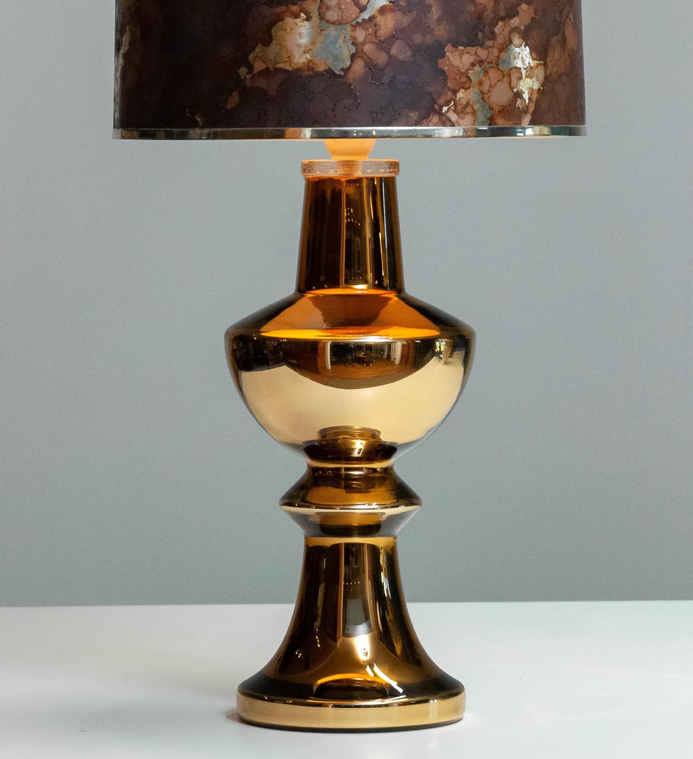 Beautiful golden art glass 'Brutalist' table lamp designed by Gustav Leek for Luxux Vitssjö Sweden from the 1960's with original brutalist shade.
This table lamp is overall in very good condition and can be used in an area with 110 and 230