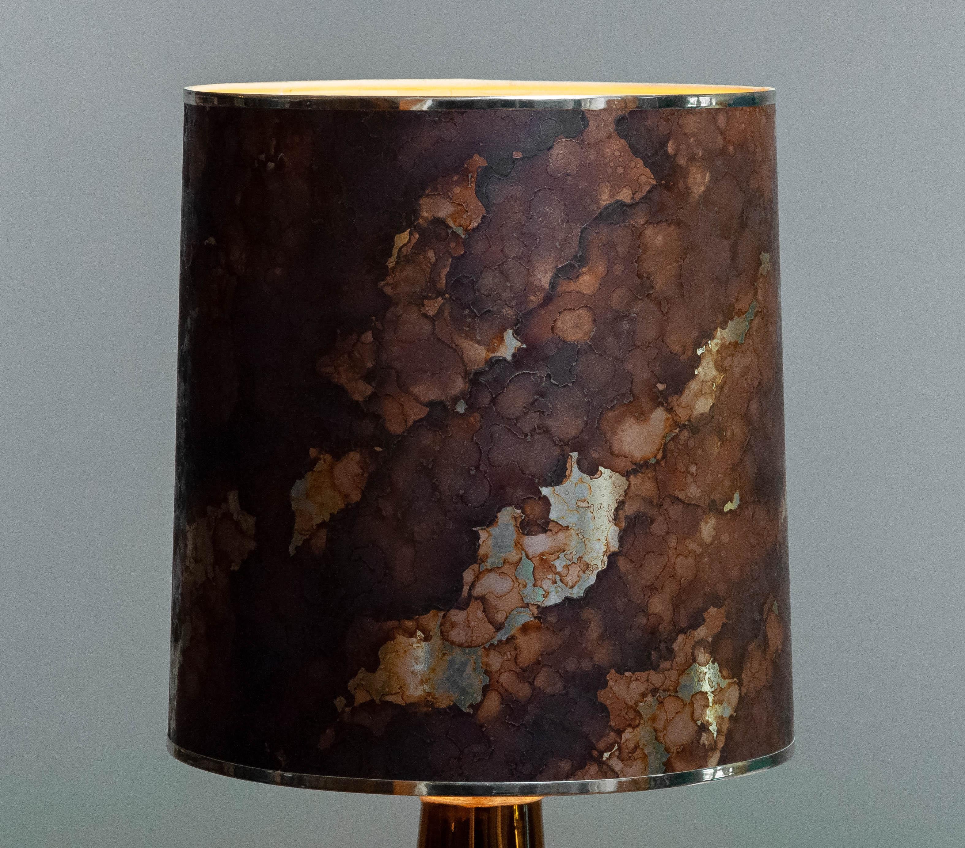 Brutalist 1960s Golden Art Glass Table Lamp Designed by Gustav Leek for Luxus Vitssjö For Sale