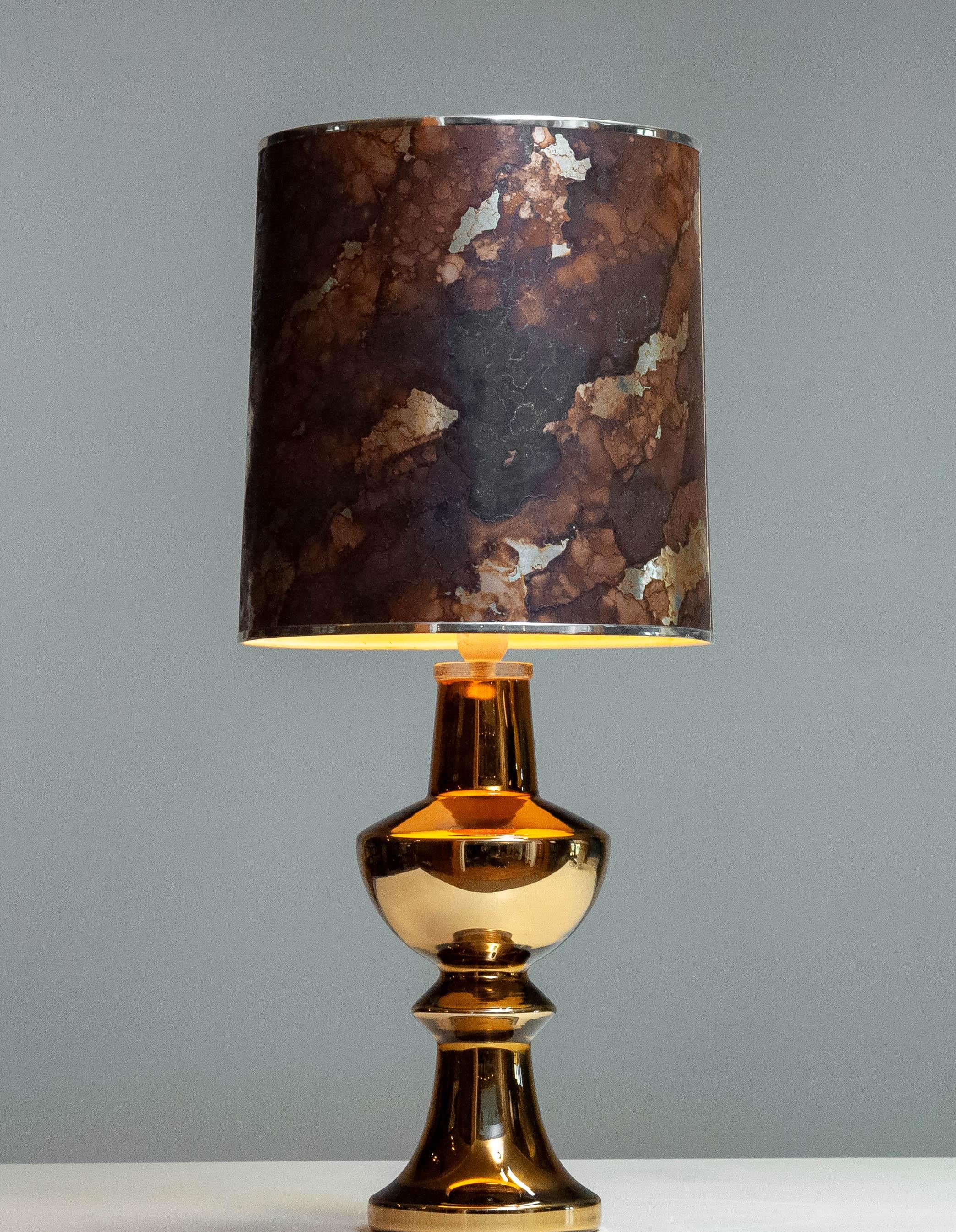 Swedish 1960s Golden Art Glass Table Lamp Designed by Gustav Leek for Luxus Vitssjö For Sale