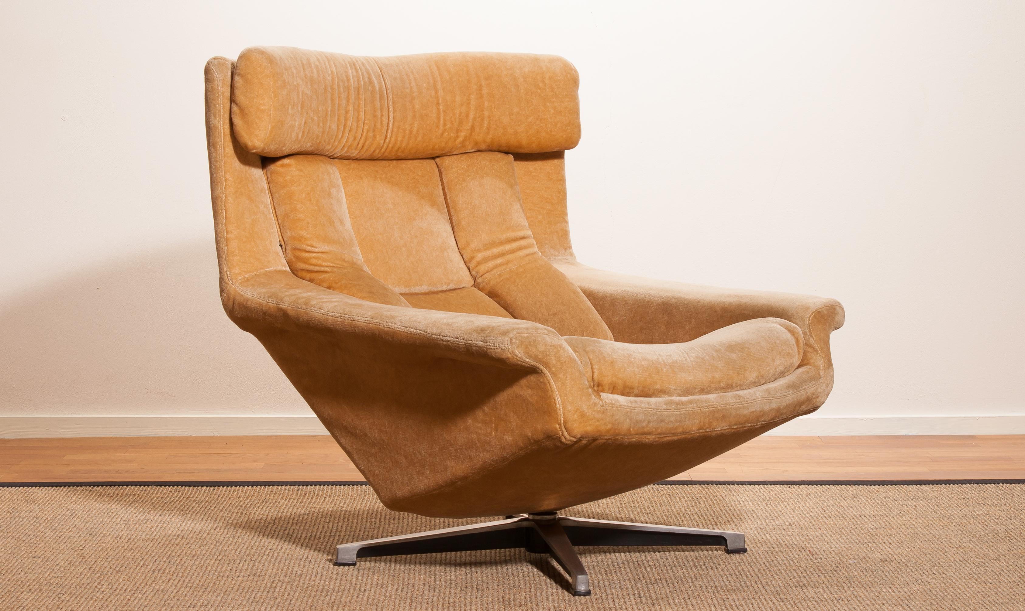 Nice, in original condition, swivel lounge chair made by Bra Bohag AB, Sweden.
The seating is upholstered with a golden/beige velvet on a chromed swivel stand.
Period 1960s.
Dimensions: H 85 cm, W 82 cm, D 80 cm, Sh 38 cm.