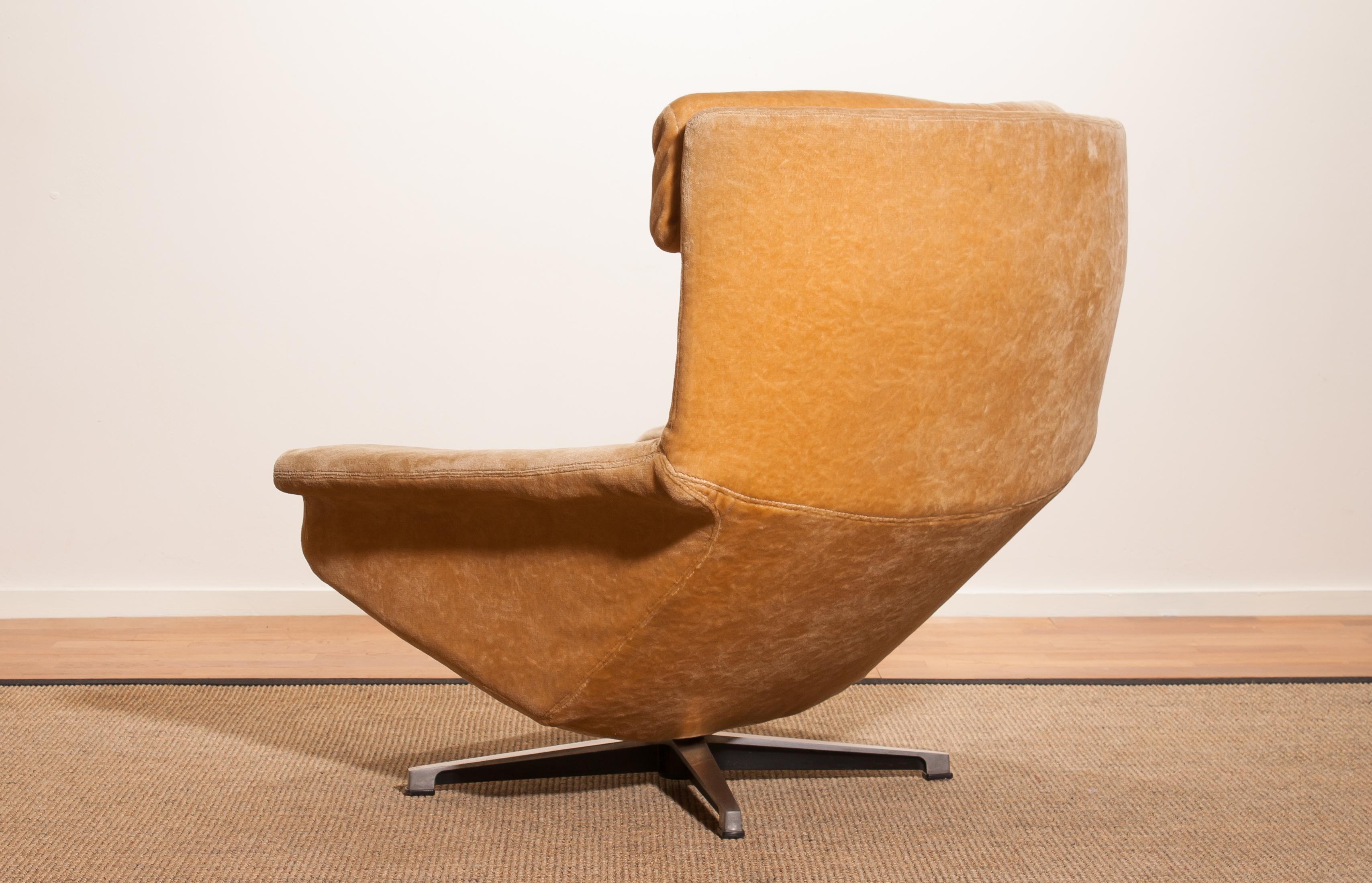 Swedish 1960s, Golden/Beige Velvet Swivel Lounge Chair 'Bamse' by Bra Bohag AB Sweden