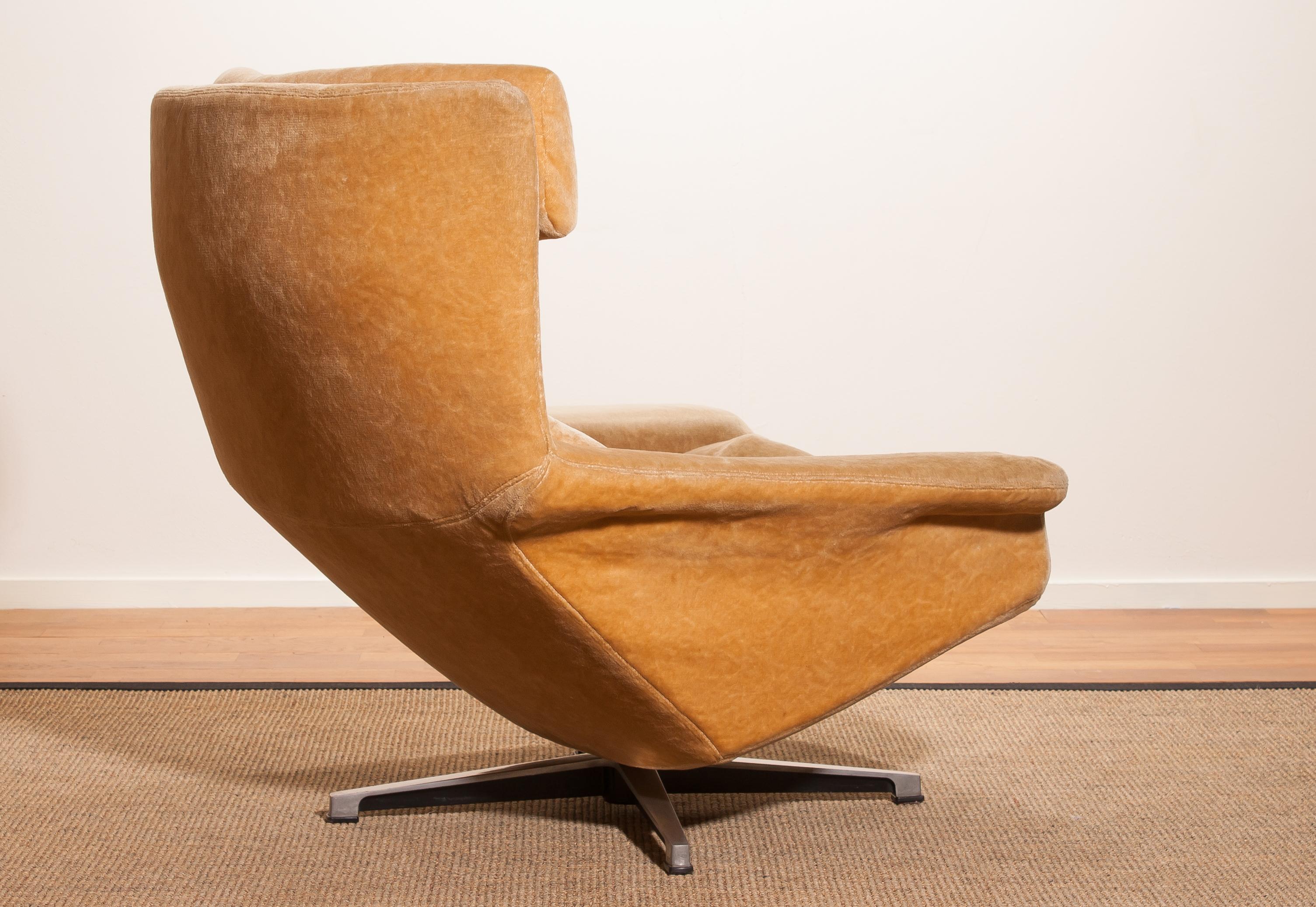 1960s, Golden/Beige Velvet Swivel Lounge Chair 'Bamse' by Bra Bohag AB Sweden In Good Condition In Silvolde, Gelderland