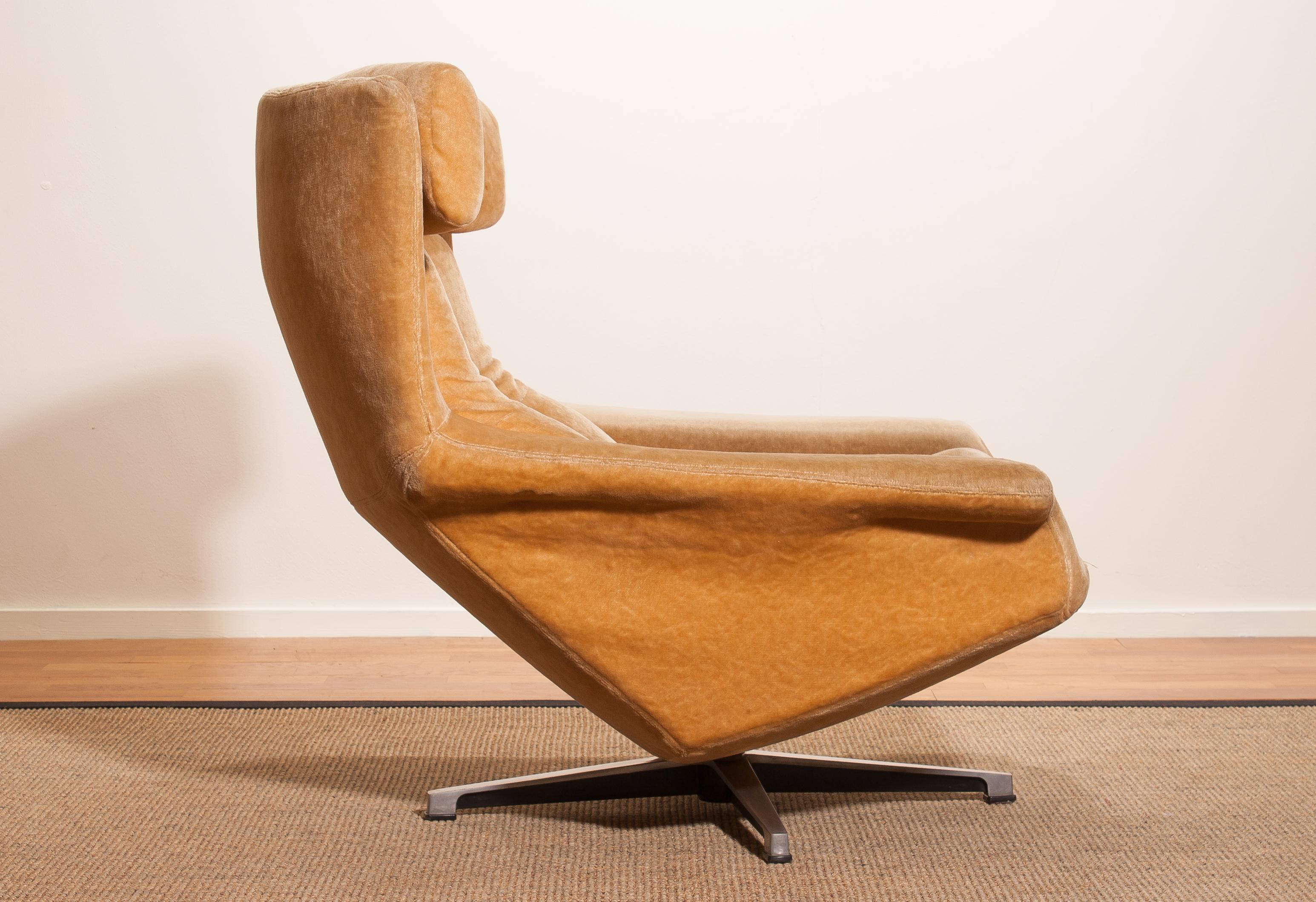 Mid-20th Century 1960s, Golden/Beige Velvet Swivel Lounge Chair 'Bamse' by Bra Bohag AB Sweden