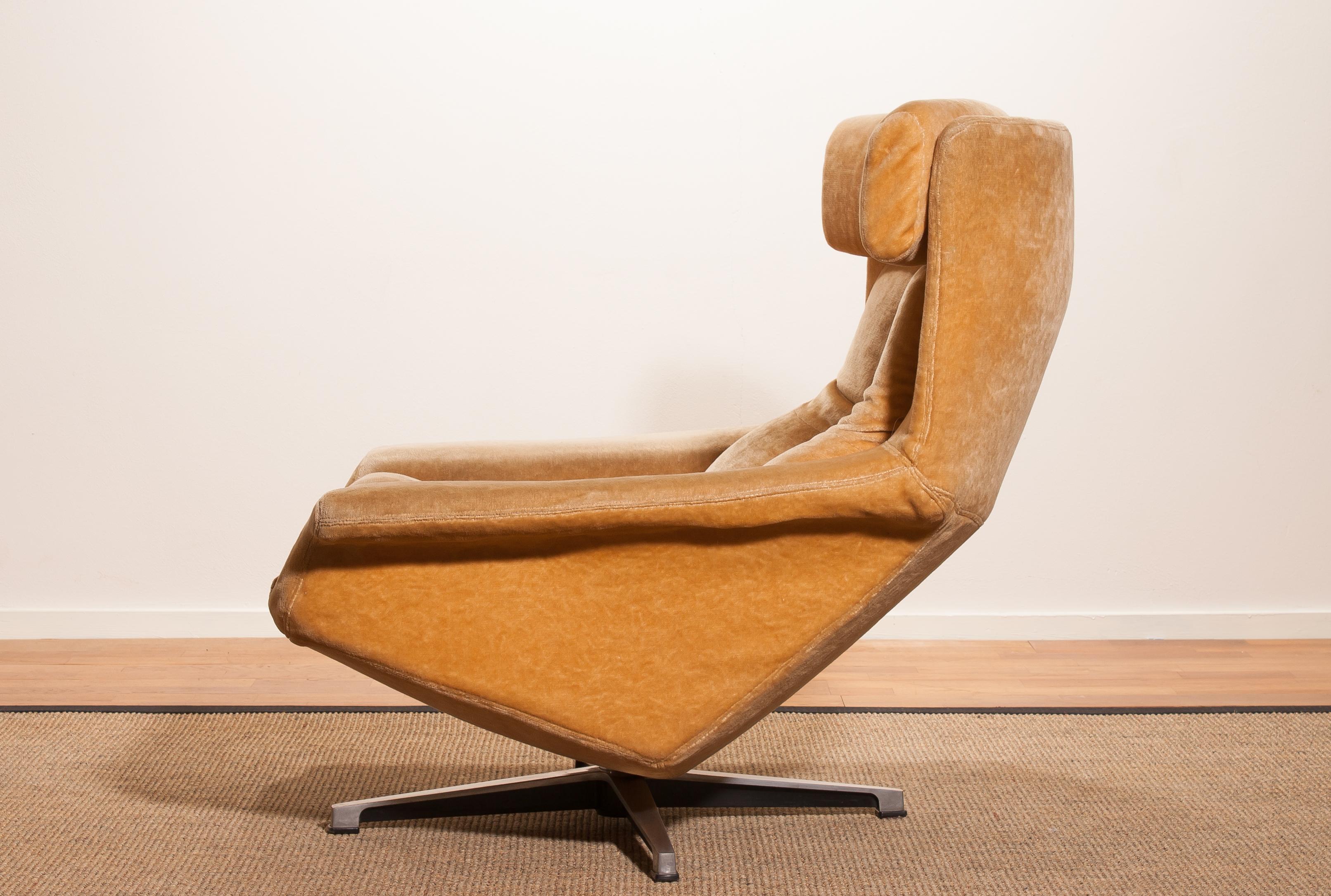 1960s, Golden/Beige Velvet Swivel Lounge Chair 'Bamse' by Bra Bohag AB Sweden 1