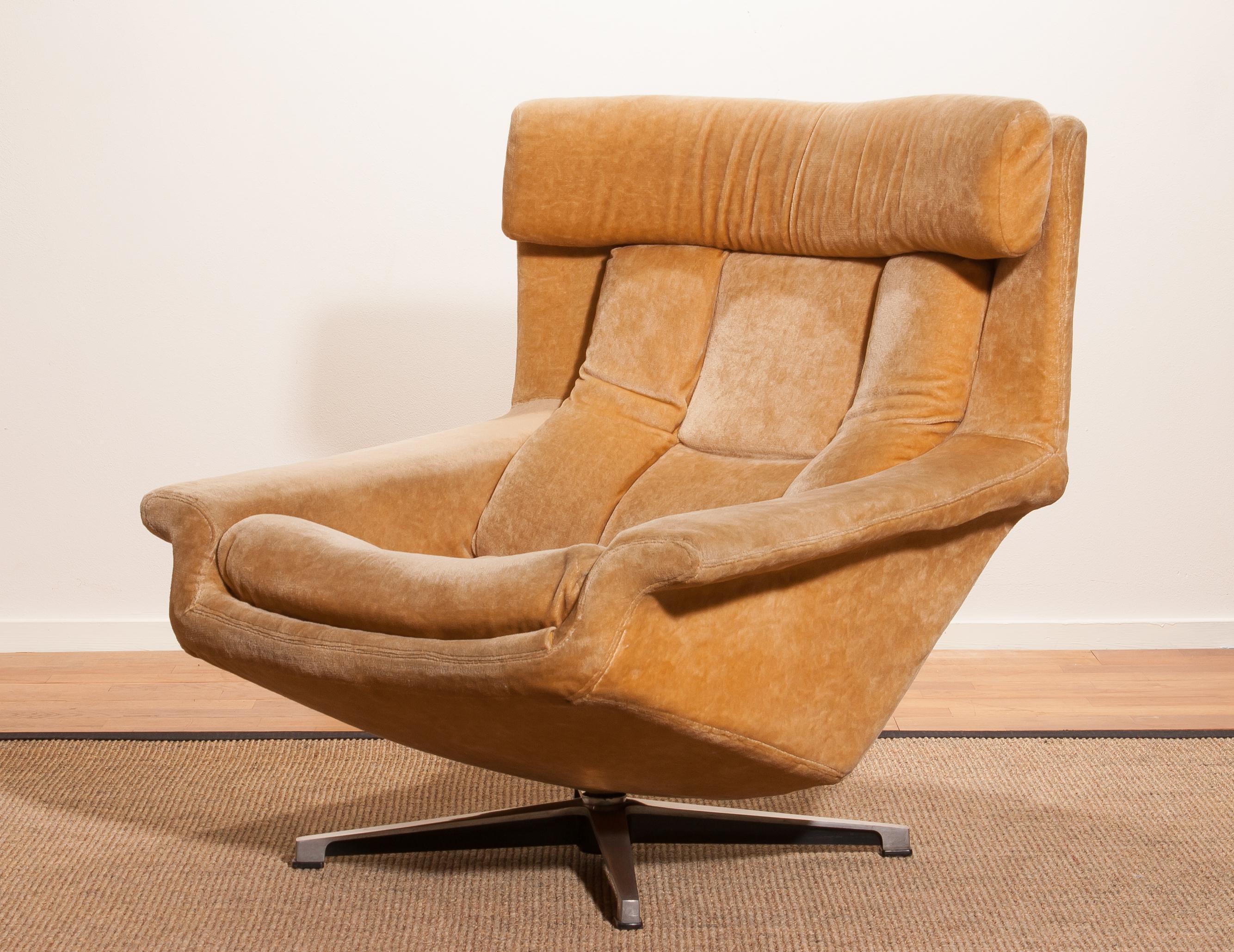 1960s, Golden/Beige Velvet Swivel Lounge Chair 'Bamse' by Bra Bohag AB Sweden 3