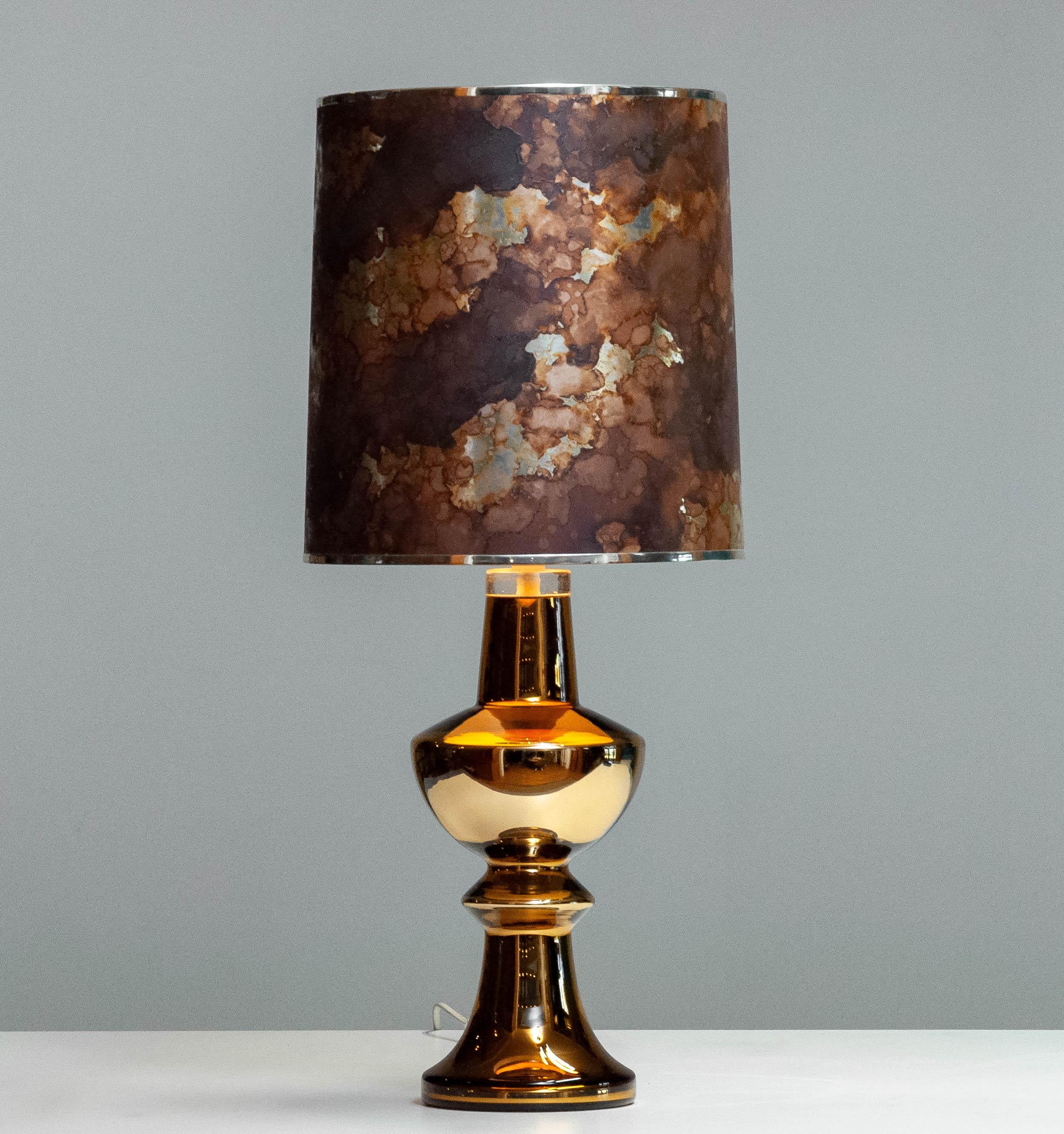 Beautiful golden art glass 'Brutalist' table lamp designed by Gustav Leek for Luxux Vitssjö Sweden from the 1960s with original brutalist shade.
This table lamp is overall in very good condition and can be used in an area with 110 and 230