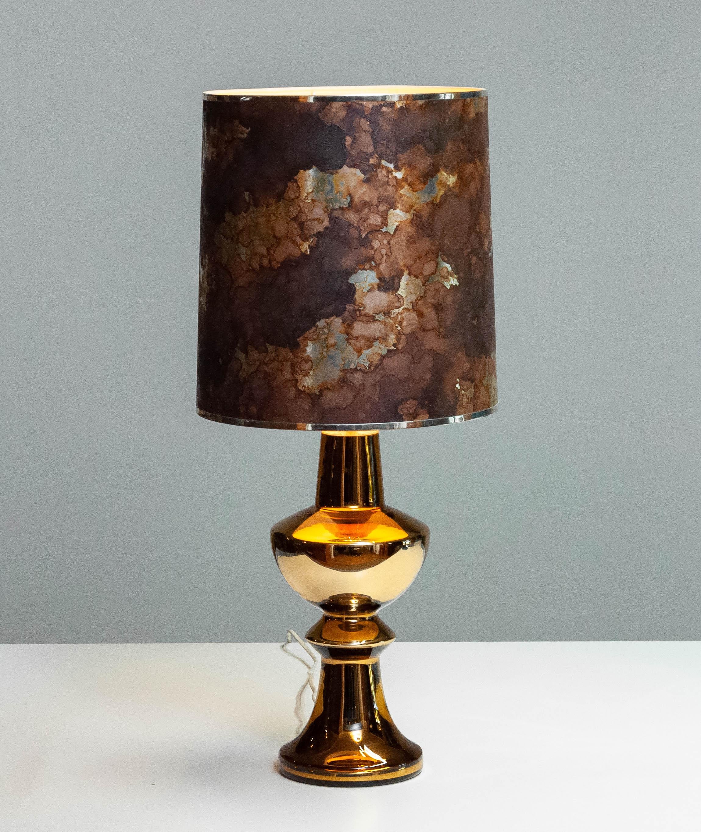Swedish 1960s Golden Brutalist Art Glass Table Lamp Designed by Gustav Leek for Luxus