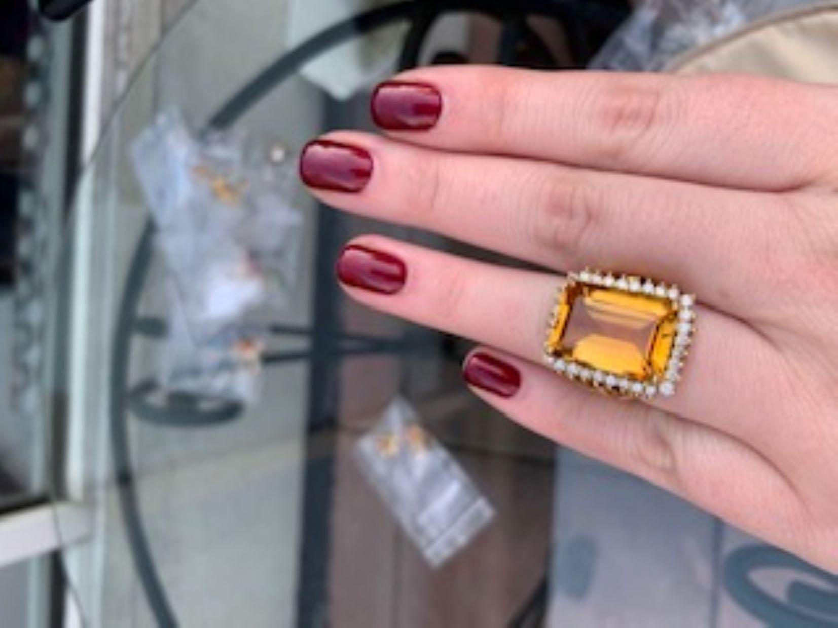 1960s Golden Citrine Diamond 18 Karat Gold Ring In Excellent Condition For Sale In New York, NY