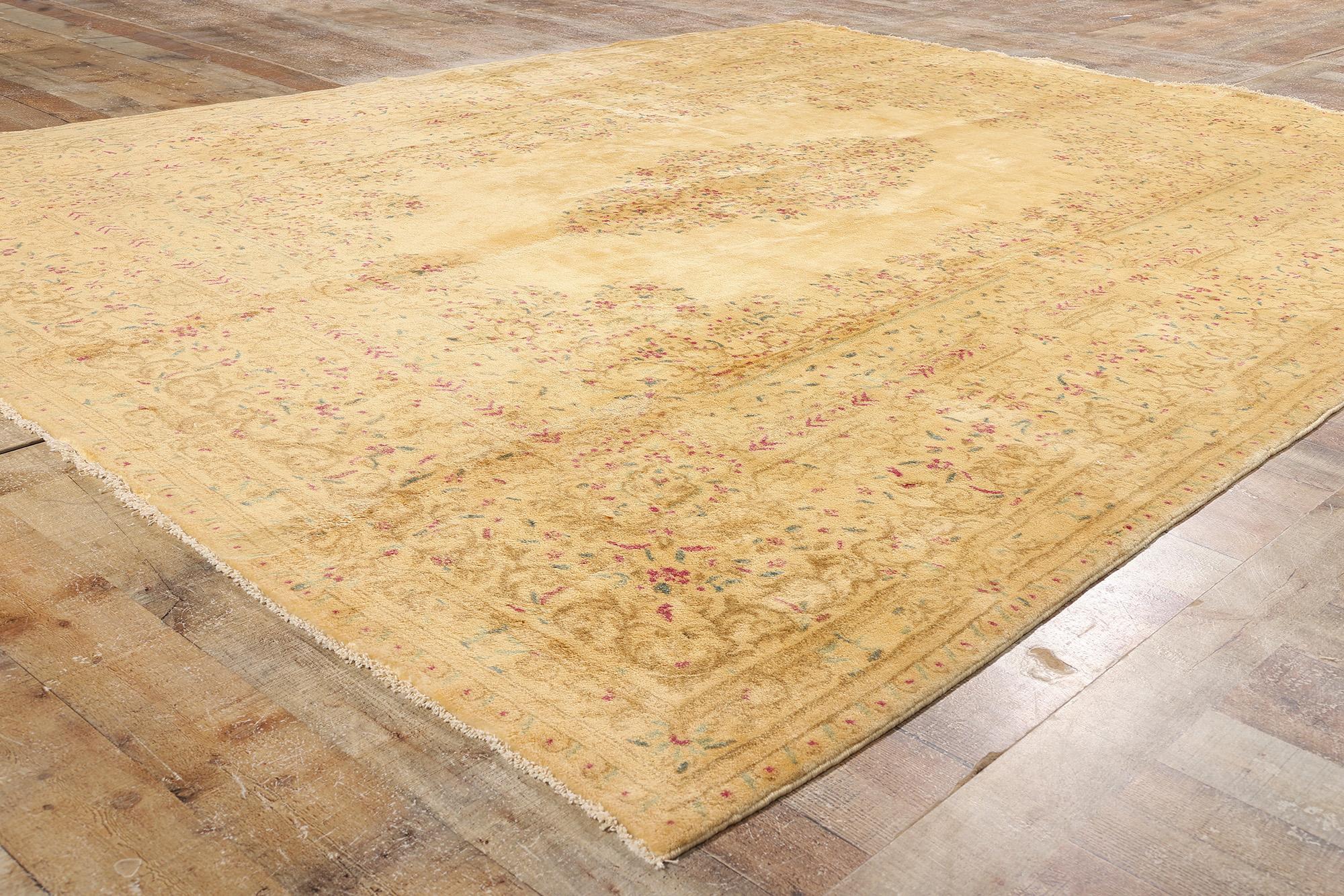 Alfombra persa dorada Kerman de 1930 con estilo tradicional siglo XX en venta