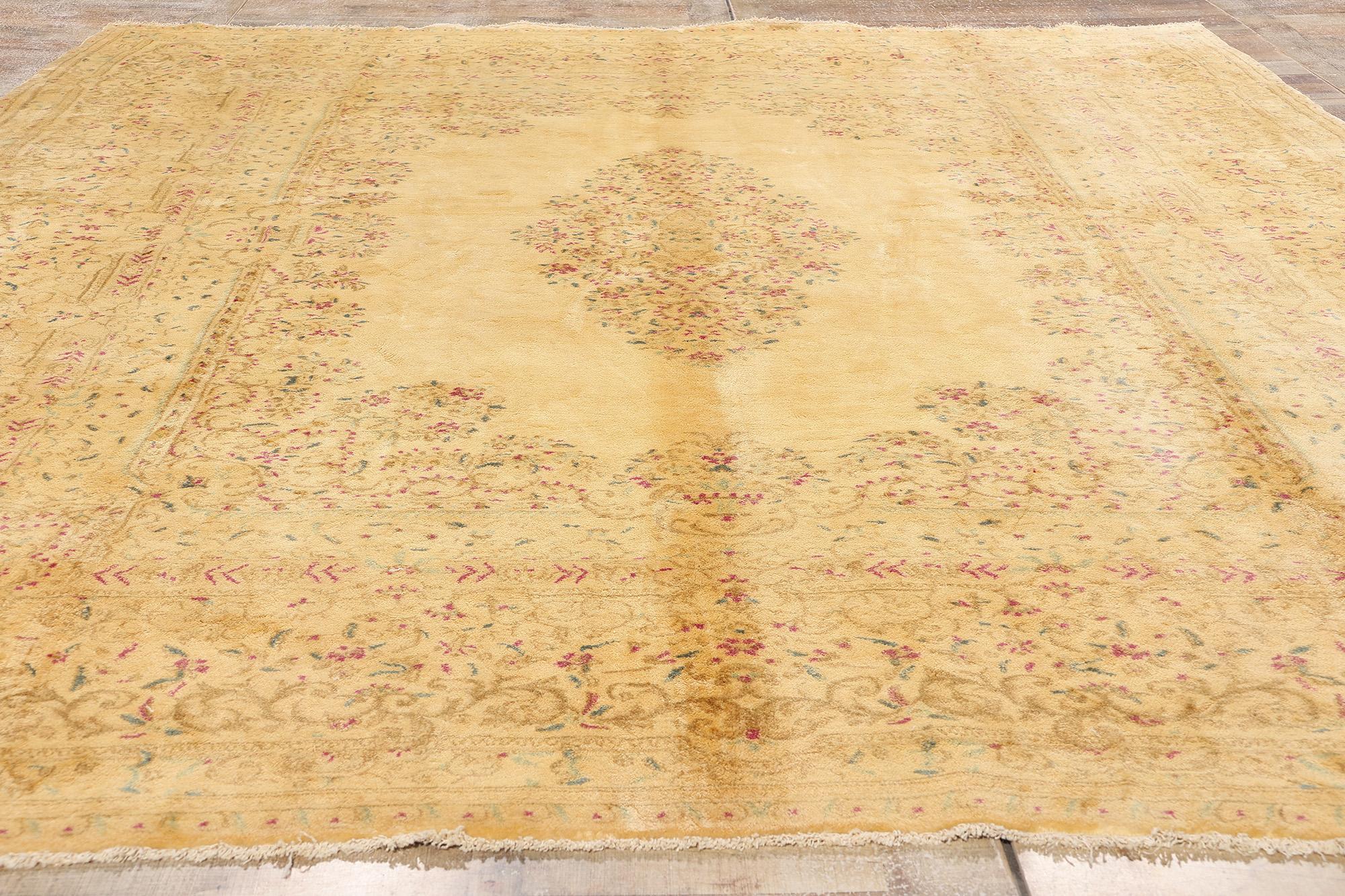 Alfombra persa dorada Kerman de 1930 con estilo tradicional Lana en venta