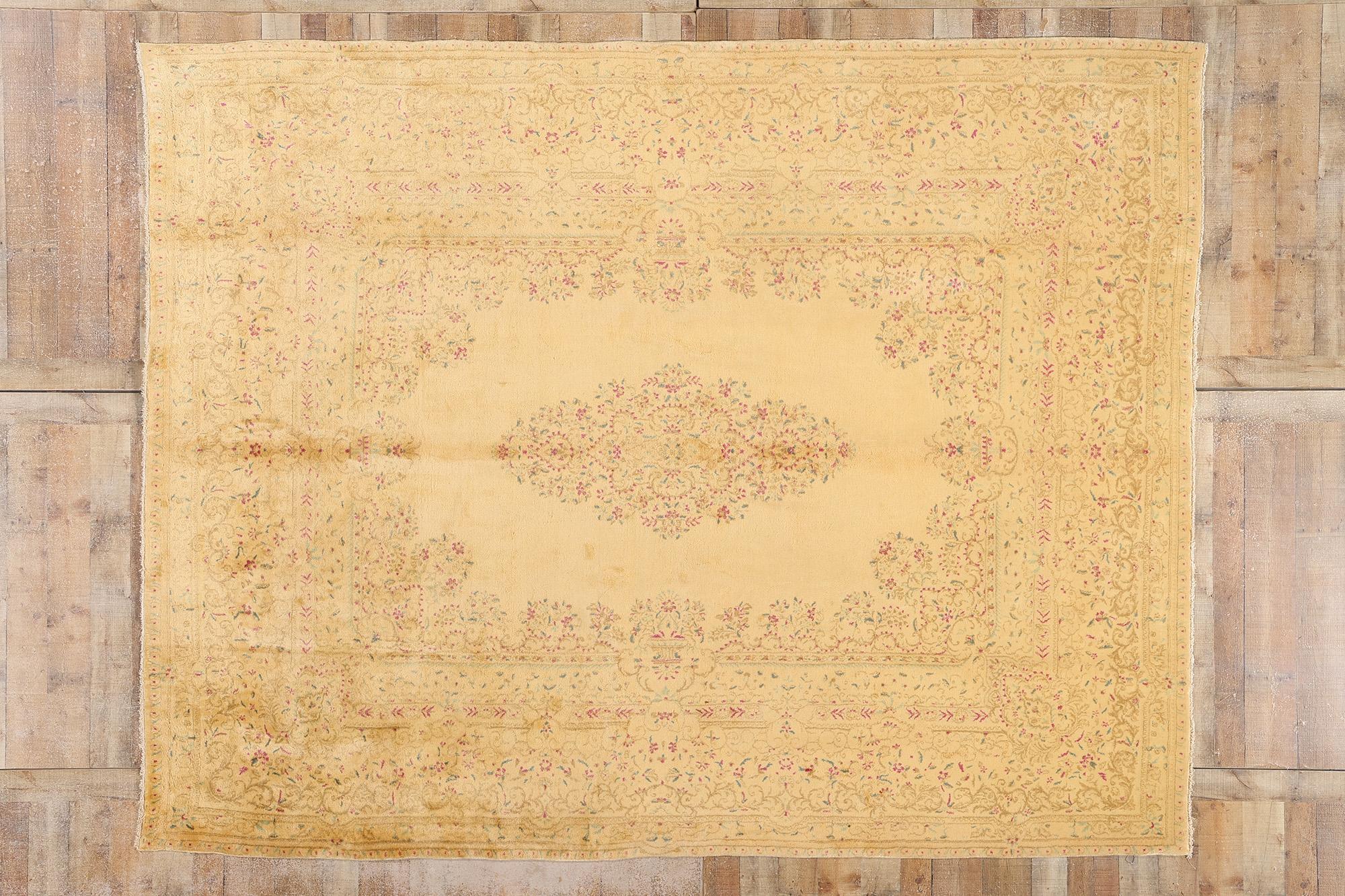 Alfombra persa dorada Kerman de 1930 con estilo tradicional en venta 1