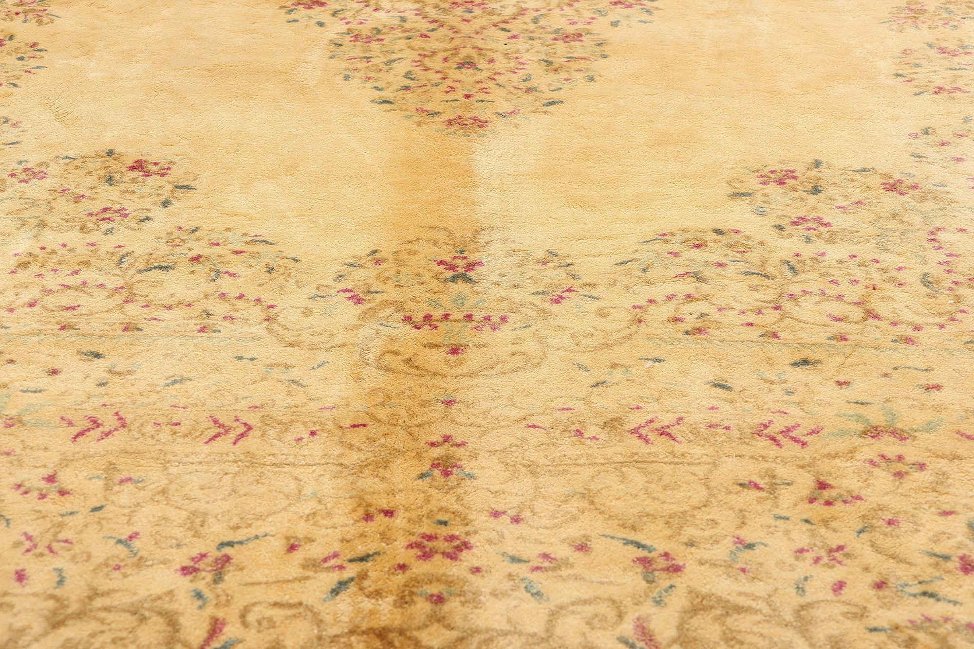 Alfombra persa dorada Kerman de 1930 con estilo tradicional Anudado a mano en venta