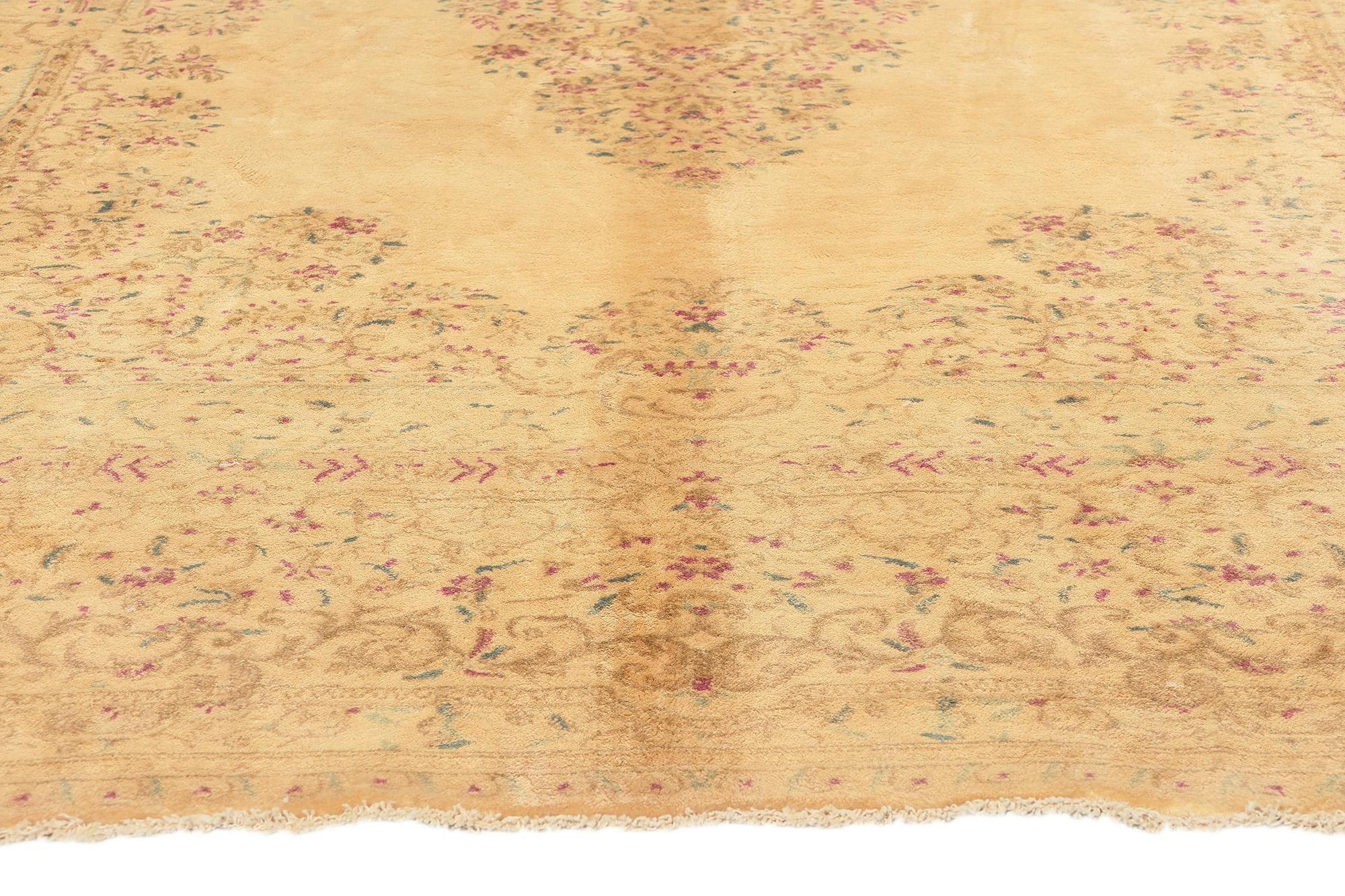 Alfombra persa dorada Kerman de 1930 con estilo tradicional Persa en venta