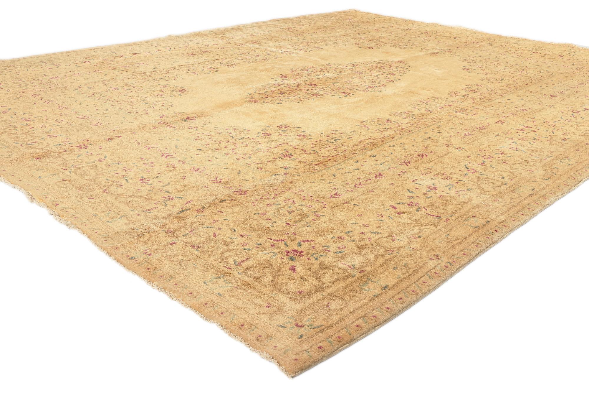 74200 Alfombra Persa Antigua Kerman, 08'08 x 11'02. Etérea y encantadora, esta alfombra persa antigua Kerman de lana anudada a mano es una delicada sinfonía de arte y elegancia, tejida con una maestría sin igual que define la histórica tradición