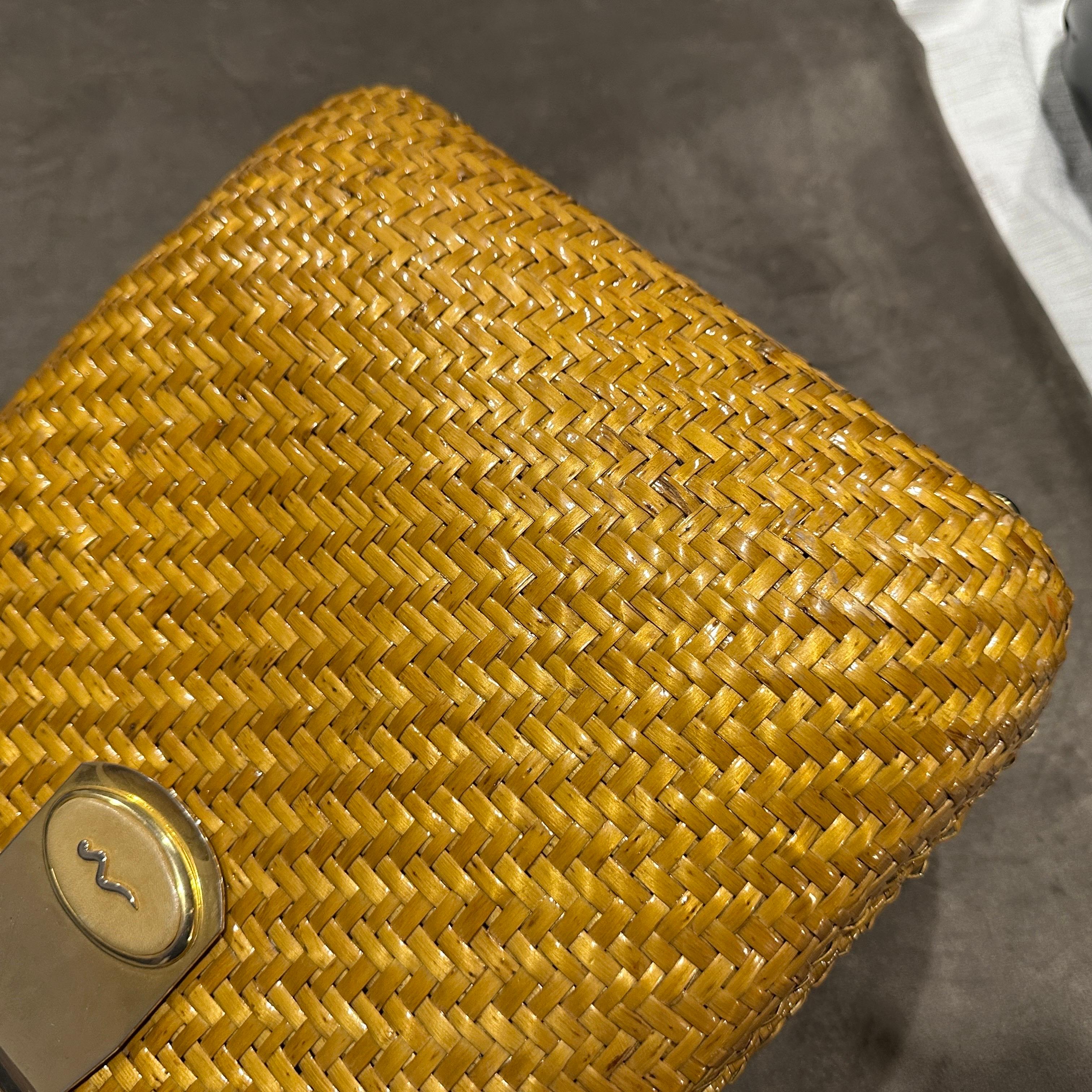 1960s Golden Tone Wicker and Brass Italian Shoulder Bag For Sale 5