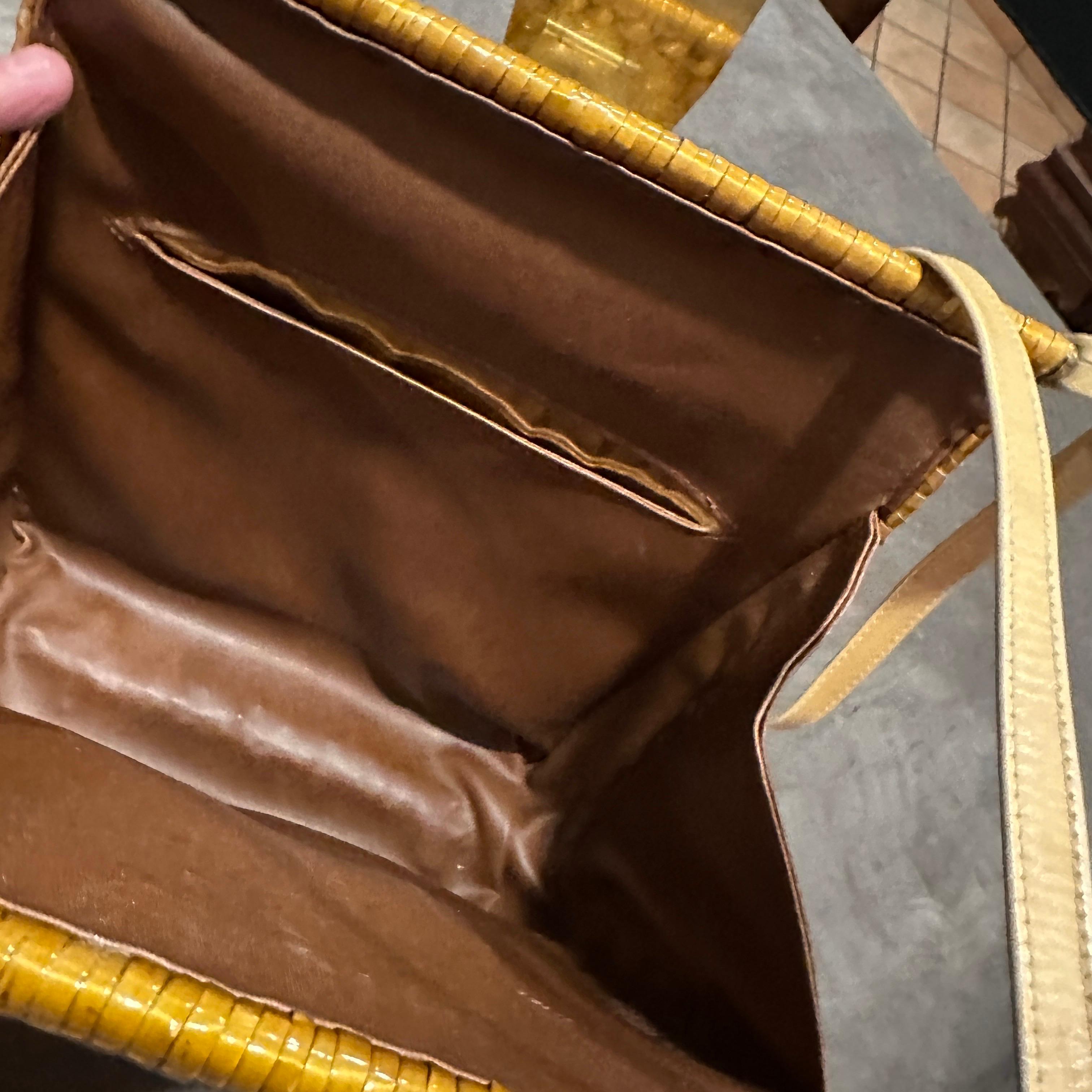 1960s Golden Tone Wicker and Brass Italian Shoulder Bag For Sale 6