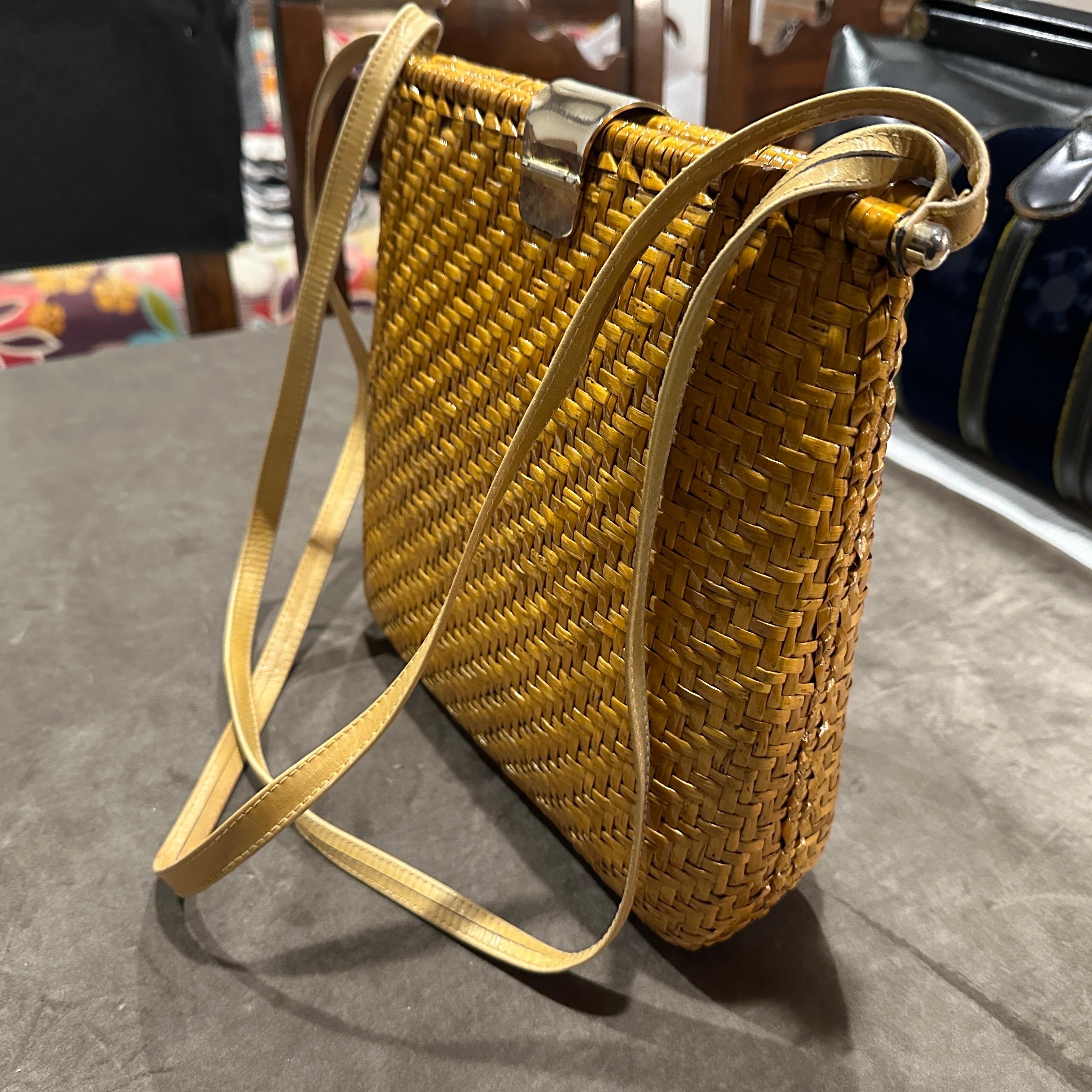1960s Golden Tone Wicker and Brass Italian Shoulder Bag For Sale 2