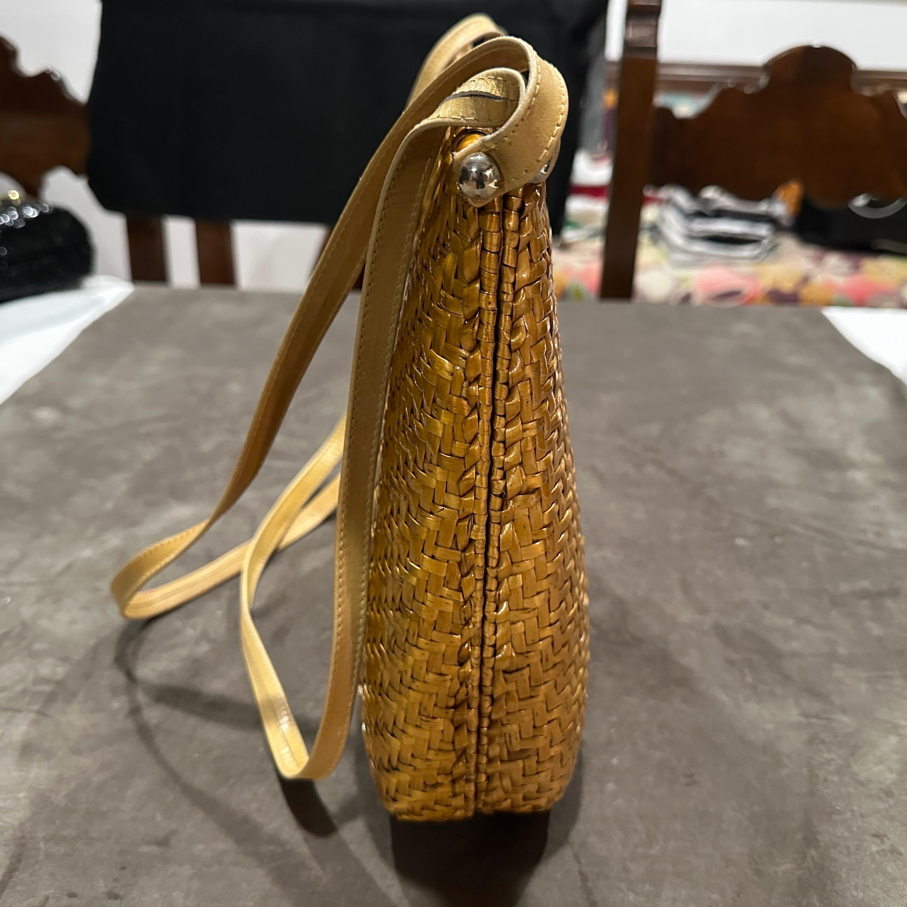 1960s Golden Tone Wicker and Brass Italian Shoulder Bag For Sale 3
